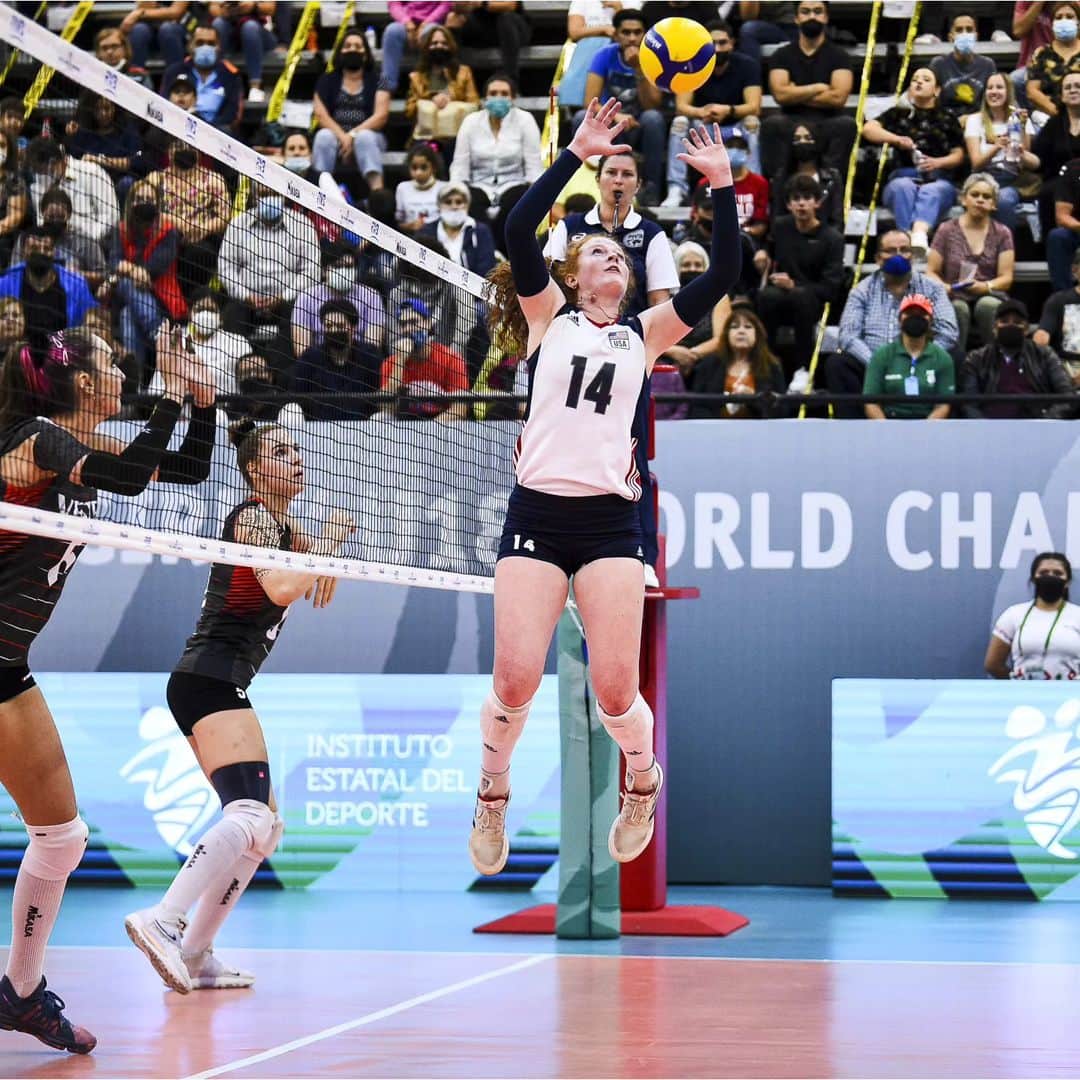 USA Volleyballさんのインスタグラム写真 - (USA VolleyballInstagram)「2️⃣0️⃣ players have been chosen for the U.S. Women's Collegiate National Team 🇺🇲. The team will train June 18-24 in Anaheim, Calif., alongside the U.S. Women's National Team.  Get the roster at 🔗 in our bio」6月16日 9時17分 - usavolleyball