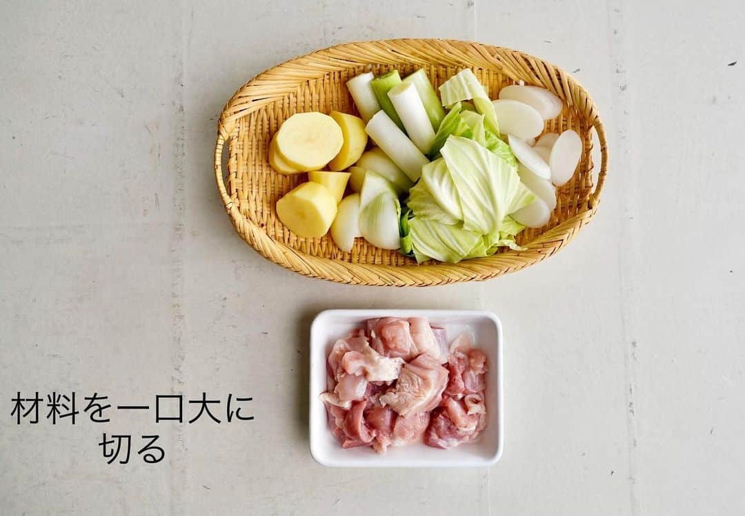 青山有紀さんのインスタグラム写真 - (青山有紀Instagram)「明日6/17朝10時に発売する【あおやの辛いお鍋のタレ（梅雨・夏バージョン）】には簡単なレシピも付きます。しゃぶしゃぶはもちろん、鶏肉と玉ねぎ、キャベツを煮ただけでもこのつけダレがあれば大満足❤️ @aoyakyoto  #ビールにもよく合う〜🍻」6月16日 9時21分 - yukiaoya