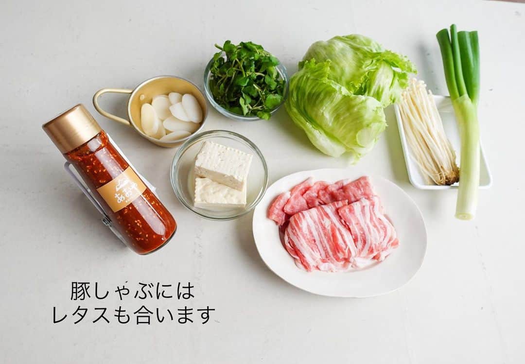 青山有紀さんのインスタグラム写真 - (青山有紀Instagram)「明日6/17朝10時に発売する【あおやの辛いお鍋のタレ（梅雨・夏バージョン）】には簡単なレシピも付きます。しゃぶしゃぶはもちろん、鶏肉と玉ねぎ、キャベツを煮ただけでもこのつけダレがあれば大満足❤️ @aoyakyoto  #ビールにもよく合う〜🍻」6月16日 9時21分 - yukiaoya