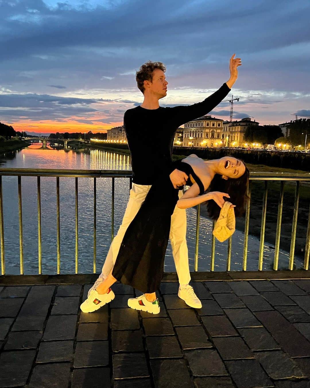 マディソン・チョックのインスタグラム：「Firenze and friends 🇮🇹🌅🍷🍝」