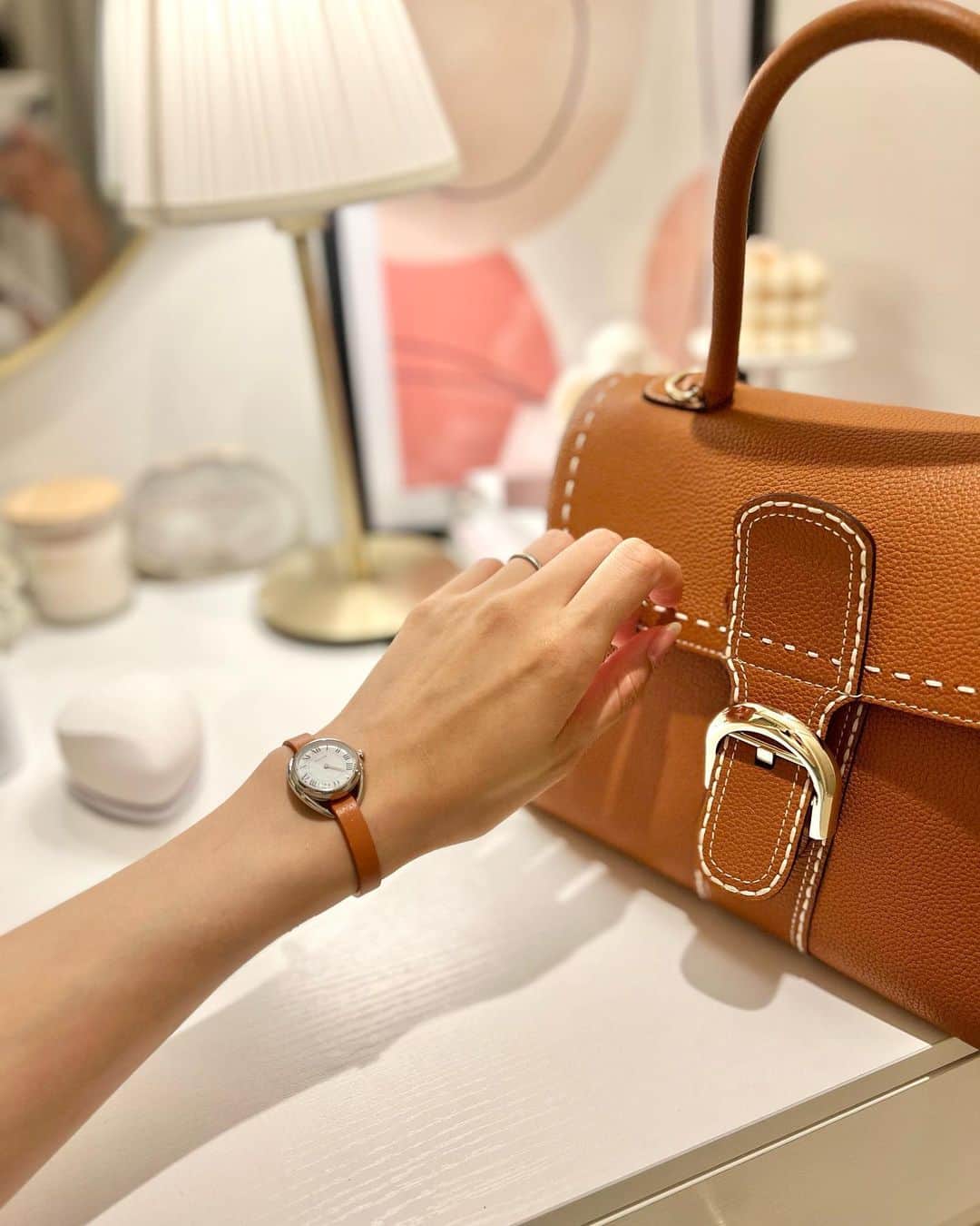 のインスタグラム：「小物をブラウンで揃えた日✨  華奢で女性らしい腕時計⌚️ @matow_jp のものです☺️  ブラウン×デニムが好き♡  . . . . @hms_watchstore  #coordinate #ママコーデ#三児の母#三児のママ #ブラウンコーデ#マトウ#matow」