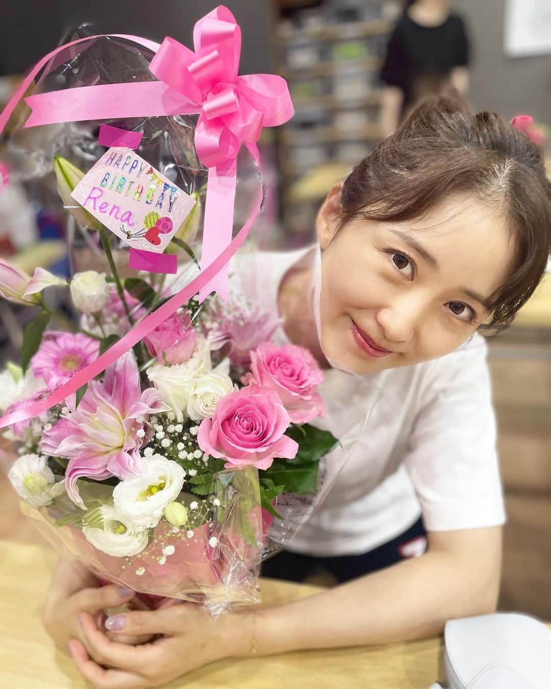 笹本玲奈さんのインスタグラム写真 - (笹本玲奈Instagram)「6月15日。誕生日を迎えました。 この世に産んでくれ、そして愛しい我が子に会わせてくれた父と母に感謝します。  お稽古場で頂いた花束がとても良い香りで朝から幸せな気持ちになりました。 ありがとうございます💐」6月16日 7時51分 - renastagram07