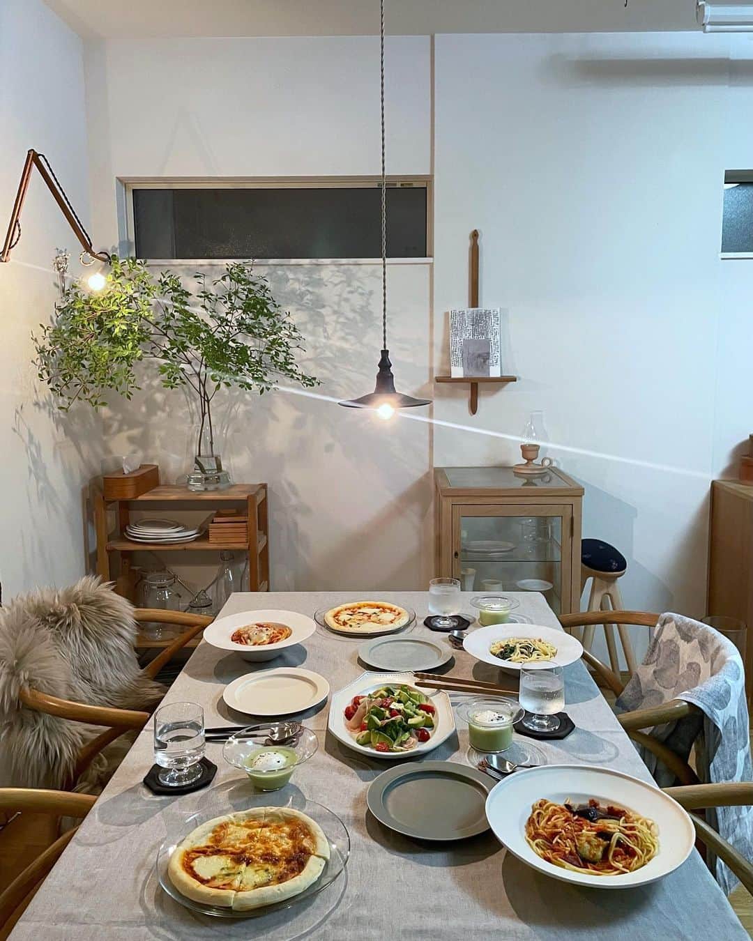 のインスタグラム：「昨日の誕生日ご飯。  旦那さんは出張だったけど、子ども達が珍しく揃ったので一緒にご飯。  自分の誕生日に自分で作るのめんどくさいな〜って思って〜 冷凍のパスタとピザにしちゃいました😄 あとは和えるだけのアボガド生ハムサラダとブレンダーするだけの冷製枝豆ポタージュ。  冷凍のパスタとピザは ピエトロさんの〜。 ピエトロさん、本社が福岡にあるからなのか冷凍のピザやパスタが近所のスーパーで購入出来ます😁めっちゃ美味しいの！本当にピエトロレストランの味そのまま！スーパーでも購入出来るのだけれど今回はネットで注文出来るお得な『はじめてのピエトロ お試しセット』に。  子どもたちも大絶賛でした😉  昨日は沢山のコメントありがとうございました！！！ゆっくりお返事させていただきます☺️  #誕生日ごはん#冷凍パスタ#冷凍ピザ#ピエトロ @pietro_19801209  #pr」