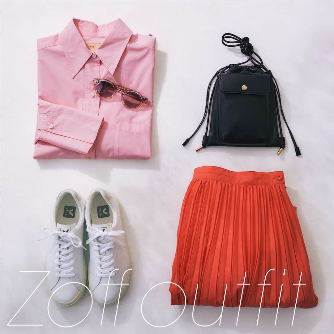 Zoff Officialのインスタグラム：「【Zoff outfit】  Zoffのメガネとシーズンならではのoutfitをスタイリングをご紹介！ 今回は、イエローベースの方におすすめのカジュアルなお出かけスタイルに Zoffのサングラスをピックアップしてみました。  ———————— COLOR SUNGLASSES ZF231G09_41A1（ベージュ） ¥8,800 ※税込金額 ————————  スニーカー @washbuyers その他すべて @nanouniverse_official  #ゾフ #zoff #メガネ #伊達メガネ #だてめがね #メガネ女子 #サングラス女子 #メガネコーデ #コーデ #outfit #ootd #イエローベース #イエベ  #イエベコーデ #置き画 #置き画倶楽部 #サングラス #サングラスコーデ #カラーレンズ   #eyewear #sunglasses #eyewearstyle #eyewearfashion  #eyewearbrand #eyewearcollection #eyewearlovers  #fashionglasses #mynewglasses #wearglasses  #lifewithglasses」