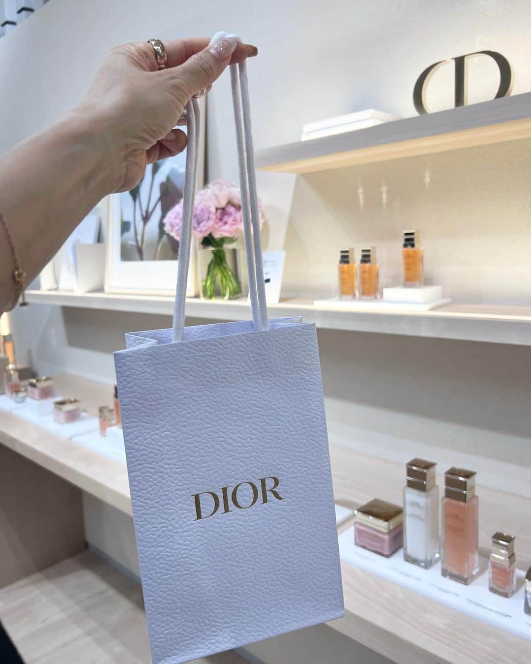 宮田綾子さんのインスタグラム写真 - (宮田綾子Instagram)「Dior期間限定ポップアップイベント💐 「LE JARDIN DIORIVIERA -ル ジャルダン ディオリビエラ-」 フレグランスや限定コスメが並び、癒しの空間でした🤍キャンドルおしゃれで良いなぁ🕯️ 6/9〜18まで💄 外には可愛いアイスクリームもあったよ🍨←食べてない、笑  ストーリーズで、大阪なんば・心斎橋でオススメのスポットやお店を質問しているので見てみてね💓良い所教えてください〜 ❤️ @ayako__miyata ←21万フォロワーありがとう❤️  #diorbeauty #メゾンクリスチャンディオール #ディオール #ディオールコスメ #ディオールリップ #ディオールネイル #マキシマイザー #マキシマイザー限定色 #新作コスメ #限定コスメ」6月16日 8時12分 - ayako__miyata