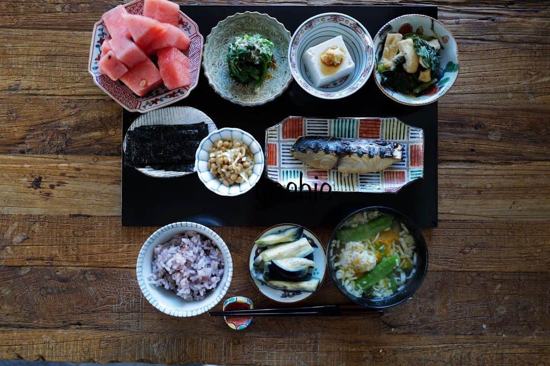草間淑江さんのインスタグラム写真 - (草間淑江Instagram)「みなさまおはようございます！  ６月１６日の朝です。  今朝は、サワラの西京焼き、納豆、小松菜とお揚げの煮物、豆腐、つるむらさきポン酢がけ、海苔、鶏ひき肉団子とカボチャと絹さやのお味噌汁、水茄子の糠漬け、スイカ🍉  最近ご飯が食べたくてご飯率高いですね。  昼食べれないことが多いので朝しっかり食べないと一日動けないし、元気でないのでね😆  今朝は鰆の西京焼きメインにいつものようになんてことないおかずたち。  ご馳走様でした☺️🙏  さて、今日は朝から晴れて気持ちがいいです☀️  みなさまが素敵な1日になりますように❤️  #朝食#サワラの西京焼き#和食#朝はしっかり食べる派 #ご馳走様でした🙏」6月16日 8時07分 - yoshie_kusama