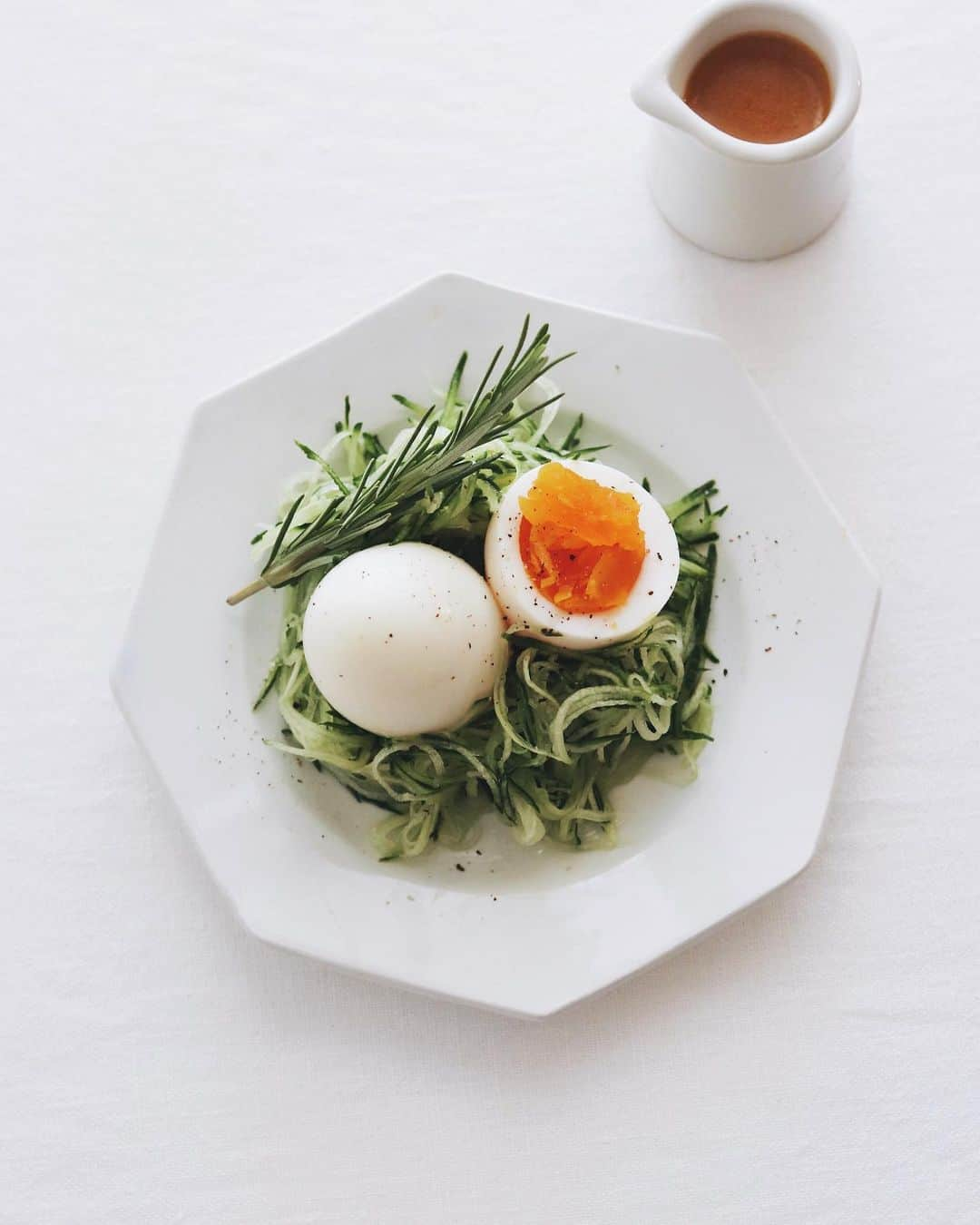 樋口正樹のインスタグラム：「Today's breakfast 🥚 🥕 . 朝ごはんのゆで卵のサラダ。 きゅうりを鳥の巣に見立て、 ゆで卵はマジックパールで、 にんじんのドレッシングを かけていただく簡単サラダ。 コレ、めっちゃおいしいよ🤗 . ゆで卵のマジックパールは 蒲田の北野エースで買った 賞味期限が近い半額のもの👍 . にんじんのドレッシングは 北野エースで推してるやつ。 コレ、卵の黄身をおいしく ドーピングできる優れもの！ @kitanoace . . . #卵サラダ #きゅうりサラダ #にんじんドレッシング#マジックパール #ゆで卵 #卵料理 #美味しいサラダ #ドレッシング #北野エース #北野エースで購入 #kitanoace #dressing #salad」