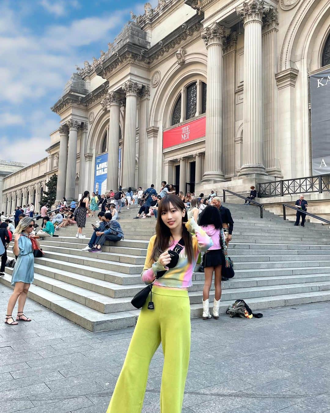 吉沢朱音さんのインスタグラム写真 - (吉沢朱音Instagram)「おはよう〜！☀️ . America🇺🇸 Metropolitan Museum of Art🖼  . ニューヨークのマンハッタンで有名な場所🫶🏻 美術館、きっと凄いもの沢山なのは分かったけど 自分には向いてなくて滞在時間10分…😅 翌日のMoMA美術館は中止にしました。笑 これも一人旅ならでは_(┐「ε:)_ . . tops: #miumiu  pants: #eimyistoire  . #アメリカ #アメリカ旅行 #ニューヨーク旅行 #メトロポリタン美術館 #america #ny #metropolitanmuseumofart」6月16日 8時11分 - nesomagic72
