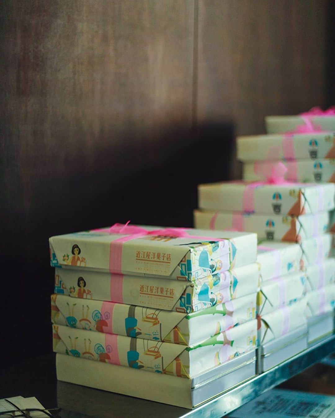 甲斐みのりさんのインスタグラム写真 - (甲斐みのりInstagram)「・ 雑誌『リンネル』の公式サイト リンネル.jp にて、  【乙女の東京案内：神田】  文筆家・甲斐みのりさんが好きな老舗洋菓子店  が公開されました。 『乙女の東京案内』の案内です。 https://liniere.jp/column/culture/30537/  photograph：Shinsaku Kato　 edit：Mayumi Akagi　  #乙女の東京案内 #乙女の東京　 #リンネル」6月16日 8時22分 - minori_loule