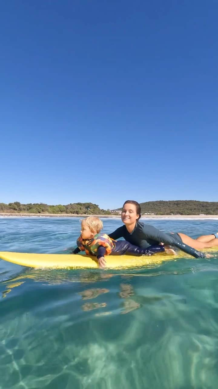 アラナ・ブランチャードのインスタグラム：「Caught a fun wave with Koda the other day. He was laughing the whole wave. Wearing my fav surf suit @vuoriclothing」