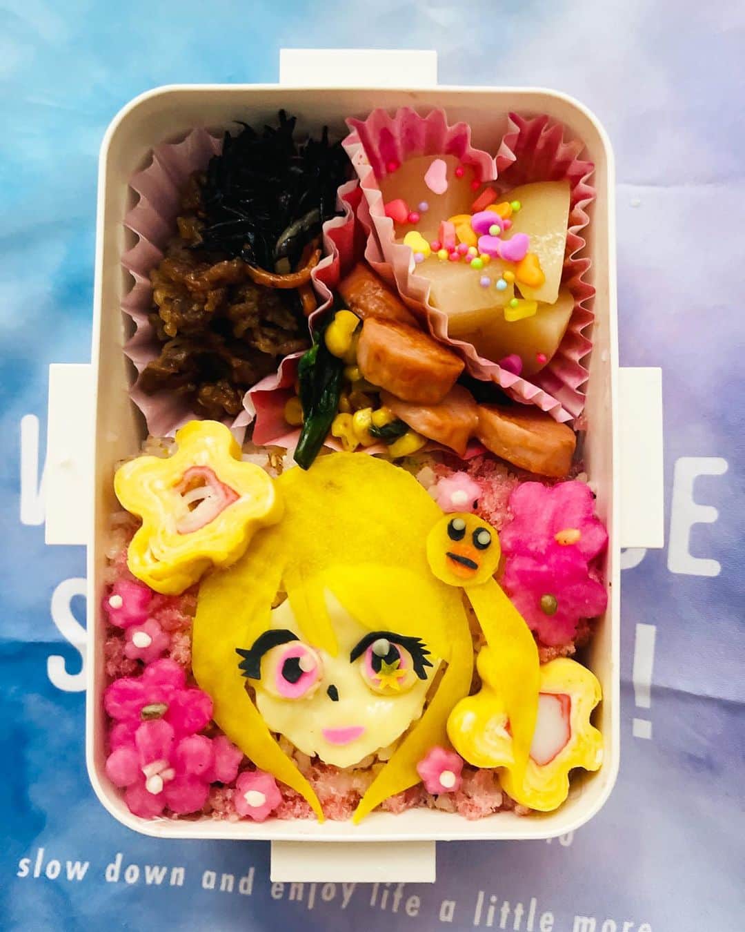 のインスタグラム：「#キャラ弁 #推しの子 #星野るびー 雨予定だったけど無事に晴れたね☀️ ただ…人間のキャラをお弁当化するのは中々大変です😣💦 髪型や目の部分はかまぼこで出来たカラフルシートを使用しました🍴✨ お花の部分はお酢とゆかりで漬けました🌸  お弁当楽しんでいってらっしゃい♪  お米はやっぱり #サキホコレ」