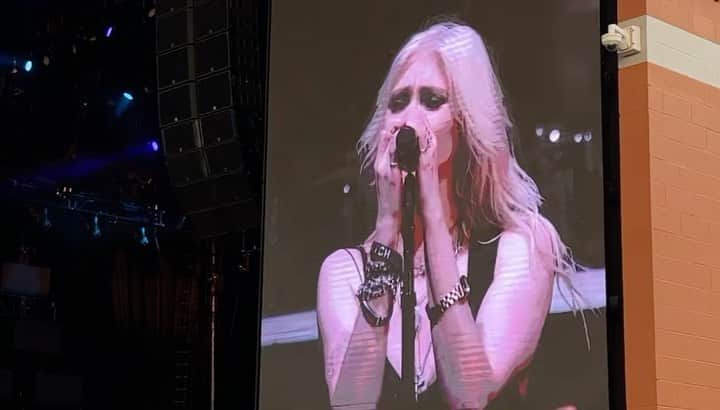 テイラー・モンセンのインスタグラム：「First show with @foofighters was AWESOME thank you Arkansas!  Next stop tomorrow night in Birmingham ALABAMA 🤘🤘🤘#takemedown 📸 @theartistsg」