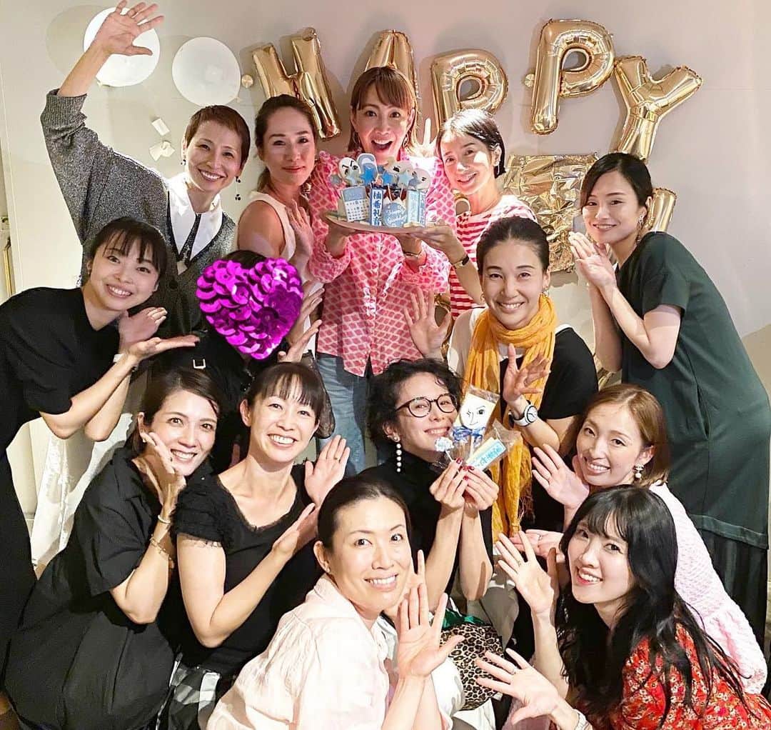 のインスタグラム：「仲間のお祝いでワイワイできるのって幸せ。 ちえ（柚希礼音さん） くらら（映美くららさん） はま（天緒圭花さん） おめでと〜！」