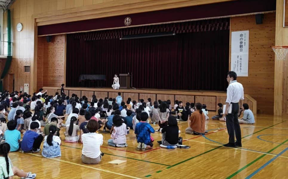 玉城ちはるのインスタグラム：「【浜松上島小学校で命の参観日】 6月１２日は　浜松の上島小学校での命の参観日でした。  浜松市内の小中学校は、6月12日を「いのちについて考える日」と定めています。 市内の中学校で過去に悲しい出来事(自殺が)があったためにそれを忘れないために行われる講演会です。  昨年も公益財団法人はごろも教育研究奨励会のご支援によって 浜松にあります入野小学校で講演をしました。 いまだにline相談のやりとりをしています。嬉しいことに卒業式の時には卒業写真を私に送ってくれるお子さんもいました。  今回も講演を経て翌日には中日新聞さんとsbsラジオさんで取り上げていただいたこともあり、 ラジオを聴いた方そして学校で私のチラシを配ってくださってから今日まで連日子供達からお友達とのこと、家のこと相談をもらっています。　「時間をとってごめんなさい」から始まる子が今回もいて、  相談できることは素晴らしい才能なのだともっと伝えなければと思いました。、自分の不安を一人で抱え込まず相談という形で解消できるのは能力のある証拠なのです。  現在私が相談に乗る中で子育て世代の親御さんたちはもちろん最近は２０代の新卒で働き始めた人も多く相談をくださるのですが、 本当に相談がまだまだ申し訳ないことだと思う方が多いようです。  これからの社会ではセルフメンタルケアができる、気軽に相談を活用できることは素晴らしい能力、生きてゆく上で必要な能力であるともっともっと知ってもらい　日々を健やかに過ごしてほしいと感じています。  さて今回の上島小学校さんですが、驚くことに質問タイムが終わらない何十人も手を上げまくってくれる状況でした。  自分から発言を大勢の前でもできる力の備わっている子たちが多く、本当に感動しました。  今後も浜松に通えますように。  #命の参観日  #上島小学校  #はごろも教育研究奨励会  #玉城ちはる」