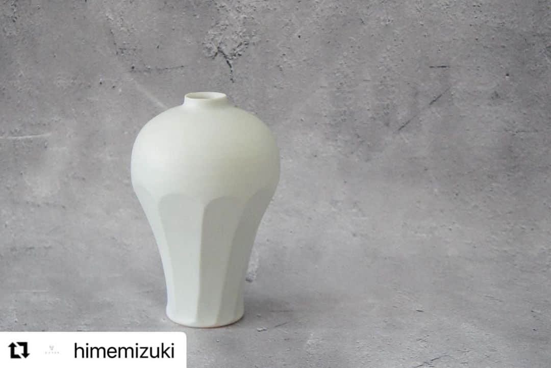 阿部春弥さんのインスタグラム写真 - (阿部春弥Instagram)「・ 6/17〜 @himemizuki  ・ 明日からです。 よろしくお願いいたします。 ・ #うつわ#器#新潟#ヒメミズキ#志村和晃 #阿部春弥 ・ #Repost @himemizuki with @use.repost ・・・ . \2人展のお知らせ/  6/17(土)〜25(日)まで 阿部春弥さんと 志村和晃さんの 2人展を予定しております。  本日は 阿部さんからも 展示に向けて 作品が届きました。 @abe_haruya   シンプルで端正なかたち。  磁器なので 比較的丈夫で使い易いのに 普段の家庭料理を 引き立ててくれます。  鉄彩のうつわは 毎年好評で完売してしまうので 私もまだ持っていないのですが 今年こそ欲しいな…と 密かに狙っております。  新しく取り組まれている マットなグレーも 色合いだけでなく 手触りも良いので 実物をじっくりご覧くださいませ。  そして ゴリラ！ 可愛すぎませんかーー！ 毎日の食事の時間が楽しくなる 動物箸置き。  パンダやかばや 鶴や猫など 他にも色々と揃いました。  どうぞお楽しみ。  展示初日6/17(土)のみ  11:00〜13:00までは 要予約となります。  まだ 12:00〜12:45の お時間に空きがございますので 迷ってい方がいましたら是非〜。  •メール  ozasa215@gmail.com ・Instagramダイレクトにて承ります  ご予約の際には ・お名前(フルネームで) ・電話番号 ・人数 ご記入くださいませ。  11:00〜11:45 🈵 12:00〜12:45 空きあり  13:00以降は予約不要です。  ****************************** 阿部春弥 志村和晃 2人展  6/17(土)〜25(日) open11:00-18:00 ※17(土)は13:00まで要予約 ※20(火)定休日  阿部 春弥 1982年　長野県真田町生まれ　 　　　　 愛知県立窯業高等技術学校終了後 　 備前陶芸家 山本出氏に師事 2004年　長野県上田市で築窯　独立  志村和晃 1979年　千葉県館山市生まれ 2004年　京都で陶芸の基礎を学ぶ 2006年　石川の工房で修行 2008年　益子の工房で修行 2012年　益子にて独立 2014年　千葉県館山市に工房を移転 2021年　千葉県南房総市に工房を移転」6月16日 8時40分 - abe_haruya