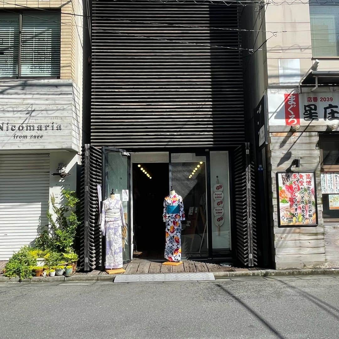 きもの京小町さんのインスタグラム写真 - (きもの京小町Instagram)「この茶色い建物 なんだかわかりますか？  実は 京都 きもの京小町の東京店 なんです！  デザイナーズ建物なので とてもスタイリッシュ！  お店が閉まっているときは 気がつかずに通り過ぎる方も多いです  現在、夏に楽しめる浴衣を ご用意しております！ お気軽にご来店くださいね  ＿＿＿＿＿＿＿ ＜京都 きもの京小町　東京店＞ 東京都中央区日本橋人形町３丁目５−１０ 「人形町駅」徒歩３分 03-6661-7879 営業時間　11:00-18:00 定休日　水・日  ＿＿＿＿＿＿＿＿＿＿＿＿＿＿＿＿  【Enjoy!! KIMONO 友の会公式LINE】 @enjoy.kimono のプロフィールのURLから「Enjoy!! KIMONO 友の会」公式ラインとお友達になってください イベントの最新情報をお届けしております！ ぜひ、お友達になってくださいね  #enjoykimono #enjoykimono友の会  #kimono #着物 #japankimono  #京都きもの京小町 #kimonokyokomachi #きもの京小町 #京都きもの京小町東京店」6月16日 8時42分 - kimono_kyokomachi