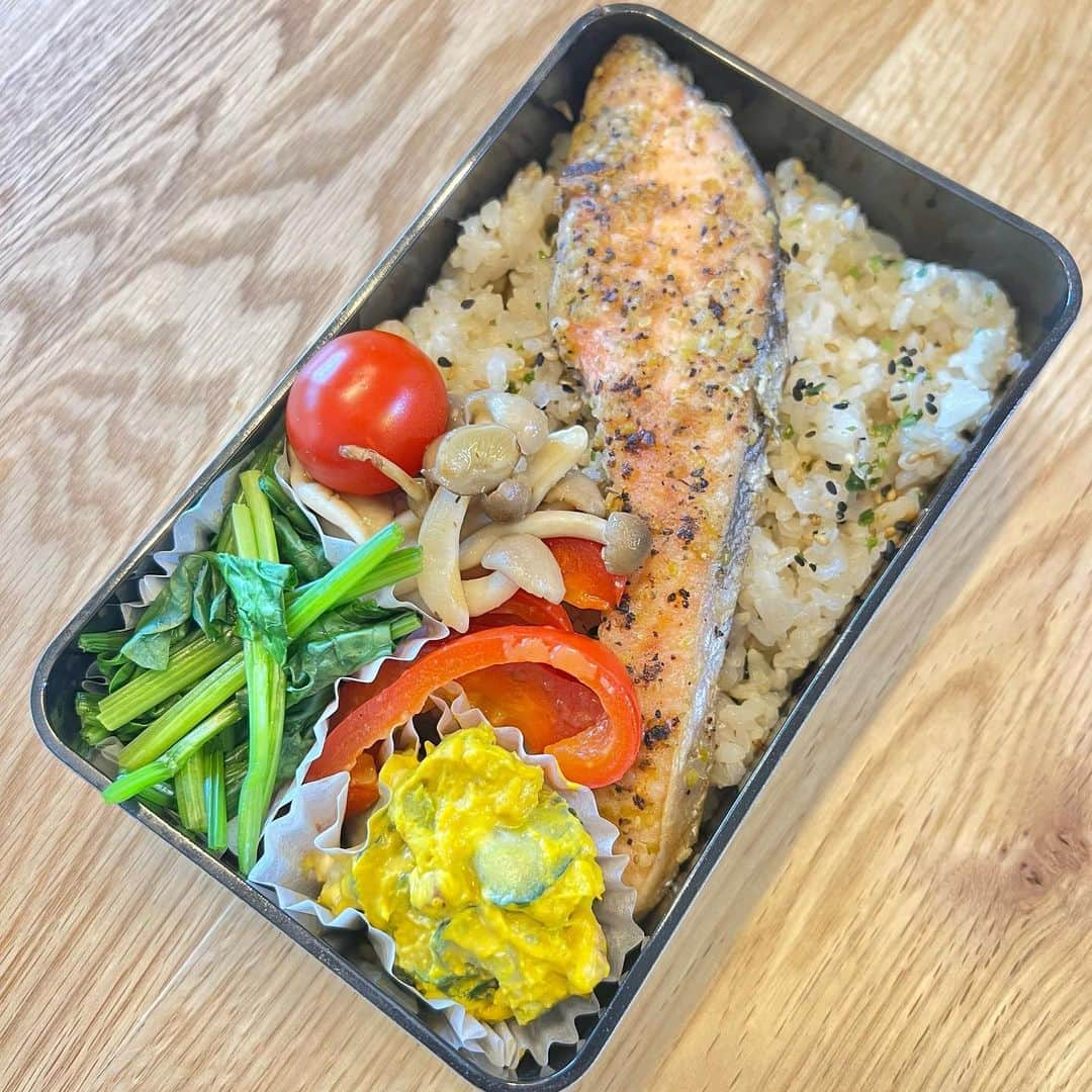 おちあやこさんのインスタグラム写真 - (おちあやこInstagram)「今日の夫弁当。  鮭のムニエル弁当です。  ご飯には梅ゴマふりかけが混ぜ込んであります。  かぼちゃサラダ 昨日の青椒肉絲の残りのパプリカ しめじのクレージーソルト炒め  ほうれん草のお浸し…のつもりだったのですが、 これ、何も味付けしてないわ。 今気づいた。  なので、ただの茹でほうれん草ね。  写真には写ってないのですが、 この後に味玉投入しております。  今年は天神祭が開催されますねー♪ 特に花火は見に行きませんが、 娘は地域の御輿に参加させてもらう予定。 数年前の法被は娘には既に小さ過ぎるので、 新しい法被買いに行かなきゃなぁ。  祭りの季節になると思い出すのは、 私が小さい頃。 祖母の家の近くの神社で小さい祭りがあって、御輿を担ぐおじさん達に沿道から『手洗いなっせ！』って言って水をぶっかけるの。 暑い時だったから、子ども達もみんな水着着て、ついでに水かけてもらって。 楽しかったなぁ…  田舎の小規模の祭りと比べたら、天神祭は大き過ぎますけど。  普段は人の多いとこは苦手ですが、 祭りは、あの雰囲気が大人になっても楽しいもんですよね。  #今日の夫弁当 #今日のお弁当 #お弁当 #弁当記録 #あと25日」6月16日 8時45分 - ayako_ochi_fukuoka