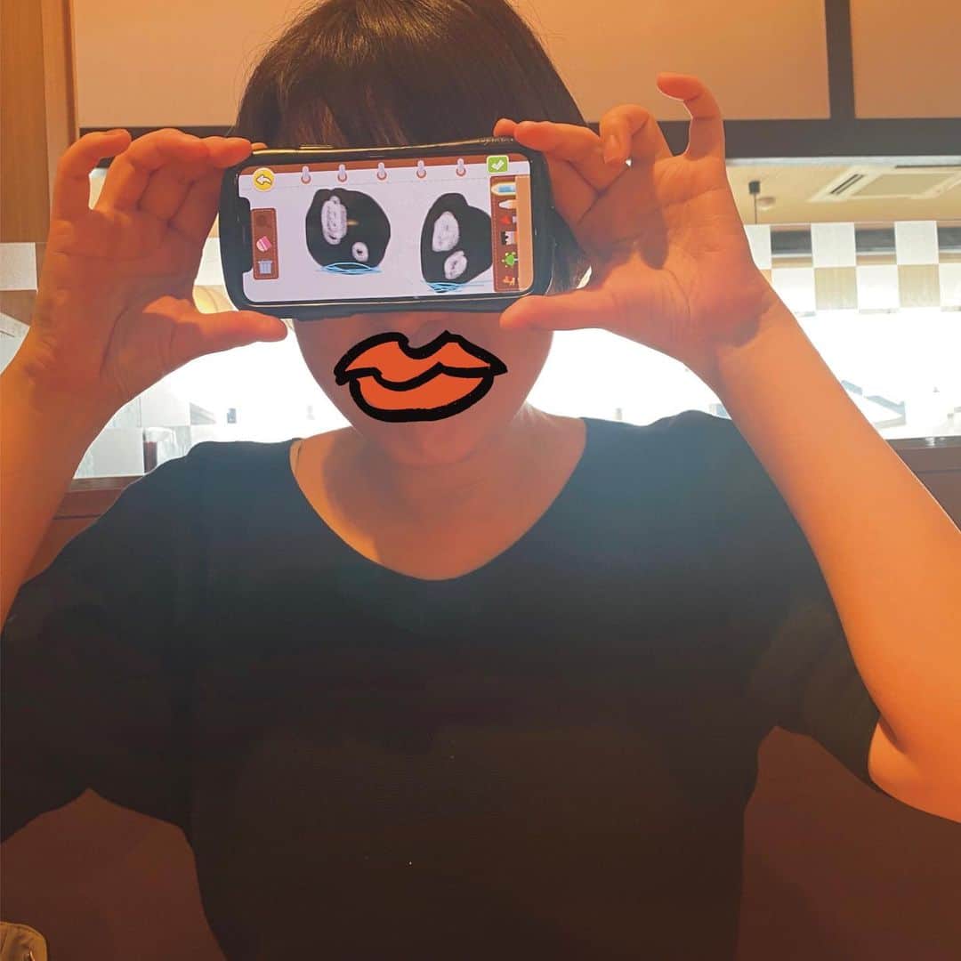 横峰沙弥香さんのインスタグラム写真 - (横峰沙弥香Instagram)「可愛い目をスマホのお絵描き機能で描いてくれた🥹なるほど！可愛くなりたかったら顔を描き換えればいいのか！🔥  せっかく目を可愛くしてくれたのに 口元に醤油がついている残念😭 口元は自作イラストで隠しました🙏 #回転寿司  #あなたを可愛くする方法 #うちのビューティーアドバイザー #まめちゃん #ゆめこ #絵日記 #イラスト #procreateapp #ipadpro #applepencil   専属のビューティーアドバイザーがついたのでこれからの人生きっとバラ色」6月16日 8時51分 - sayakayokomine