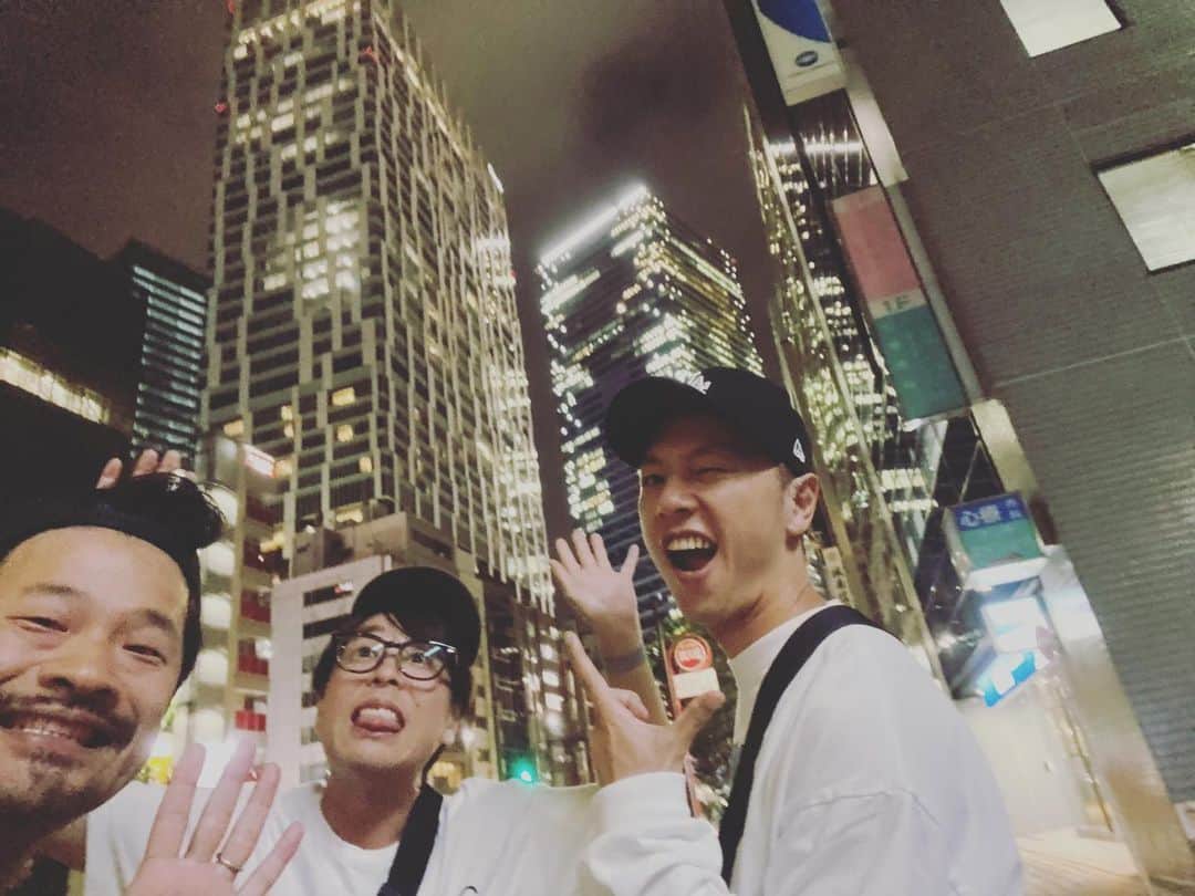 のインスタグラム：「小雨の渋谷で仲良しおじさん飲み会。 側から見ると相応に歳を重ねているんだろうけど、当の本人たちは20年前とあまり変わらないテンションでバンドの話をしてる。」