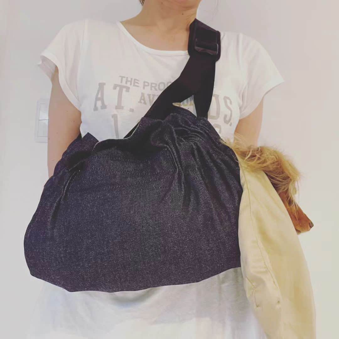 くるみんのインスタグラム：「* 5月21日 YOKOHAMA GOGO DOGFESで購入したもの  @_gyuttone_ さんの抱っこ紐 あずきちゃん、キャリーバッグはふたを閉めないとフチに手を掛けてお尻座り状態。 スリングも何となく縦になってくる… gyuttone！さんの抱っこ紐は腰にベルトを回し、肩ベルトで支えるタイプで犬を真横に包みこむ感じ。 ③あずきも安心して寝ています😆 ダックスは腰への負担は良くないので、真横は良いね❗ * #カニンヘンダックスの日常 #カニンヘンダックスフンド #カニンヘンダックスフント #カニンヘンダックスフンドチョコタン #カニンヘン #カニンヘンダックス #カニンヘン多頭飼い #カニンヘンの会 #チョコタンダックスフント #チョコタンダックスフンド #チョコタンダックス #チョコタン #ダックス多頭飼い #ダックスフントカニンヘン #ダックスフント #ダックスフンド #ダックス部 #ダックス短足部 #ダックス #ダックスの日常 #yokohamagogodogfes #gyuttone #dachshund #dachs #dogstagram #dog #instagramdogs #inustagram #いぬばか部 #短足部」