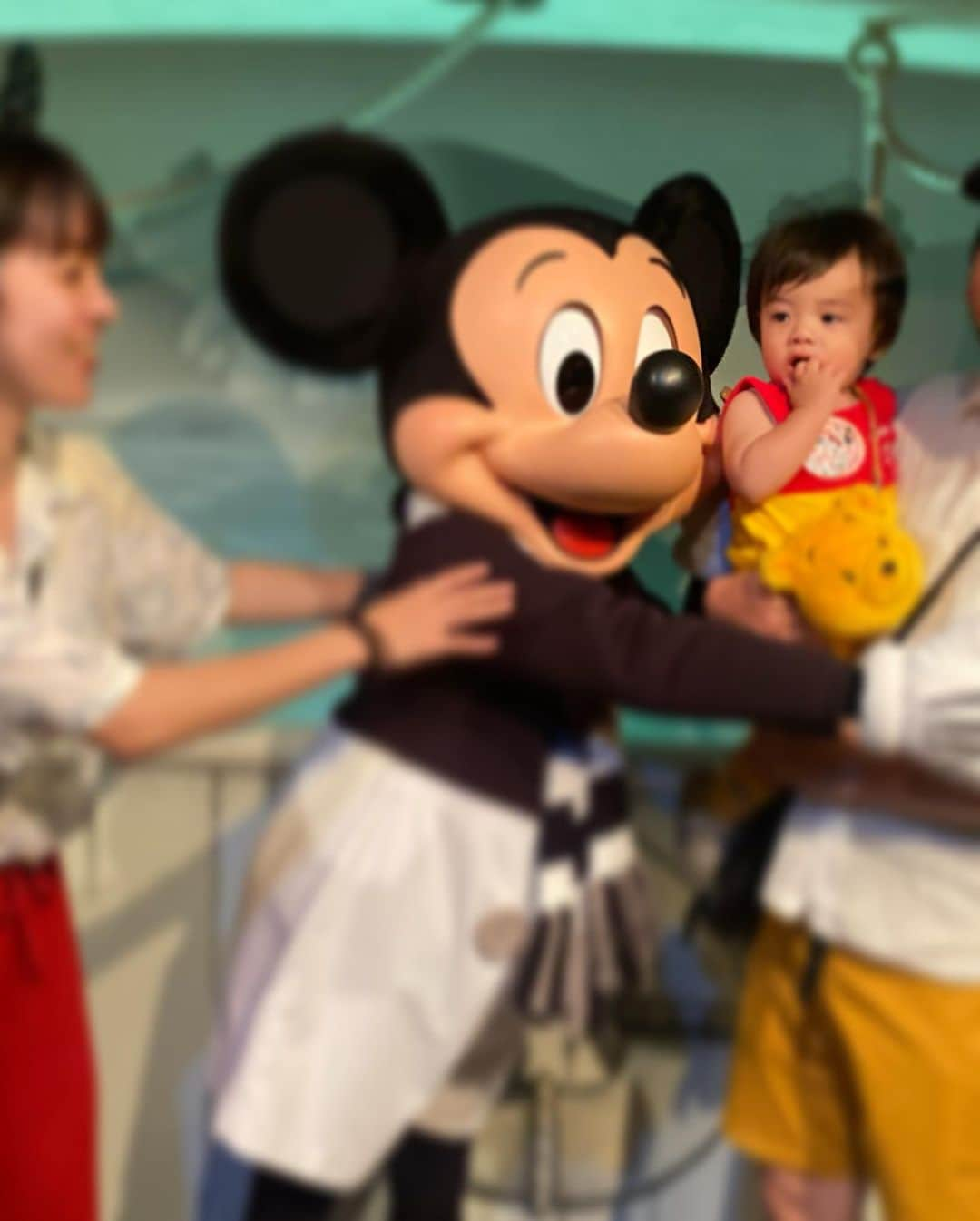 菅長愛子さんのインスタグラム写真 - (菅長愛子Instagram)「🏰🐭🎂🎁  1歳バースデーはディズニーお泊まりしました🧳🌏  1歳じゃまだわかんないかなって思ったら、怖がったり、立ち上がって手叩いたり、バイバイしたり、じーっと瞬きしないで見入ってたり、キョロキョロして興味を持ったり、、 いろんな表情が見れたし、可愛かった👦🏻❤️  仕事から帰ってきて急いで家を出たので、ベビーカーを車に積むの忘れたり、寒くなった時の為のタオルポンチョ忘れたり、私の2日目の上の服忘れたり…(2日目現地で買った服着てます←👕)  全部含めて思い出❤️  たくさんいろんなところに連れて行ってあげられるようにパパとママがんばるね🧔🏻‍♂️🤝🏻👩🏻←  赤ちゃん写真 #ママスタグラム #ママデビュー #男の子ママ #寅年ベビー #令和4年ベビー #男の子ベビー #ベビスタグラム #成長記録 #育児日記 #12ヶ月ベビー #6月生まれ #6月生まれベビー #赤ちゃん #赤ちゃんのいる生活 #ベビーフォト #生後12ヶ月 #ままのて #ハッピーバースデー #1才誕生日 #生後1年 #バースデーディズニー #ディズニーシー #ディズニーランド #ディズニー #ディズニーホテル  #おめでとう」6月16日 9時05分 - aiko_suganaga