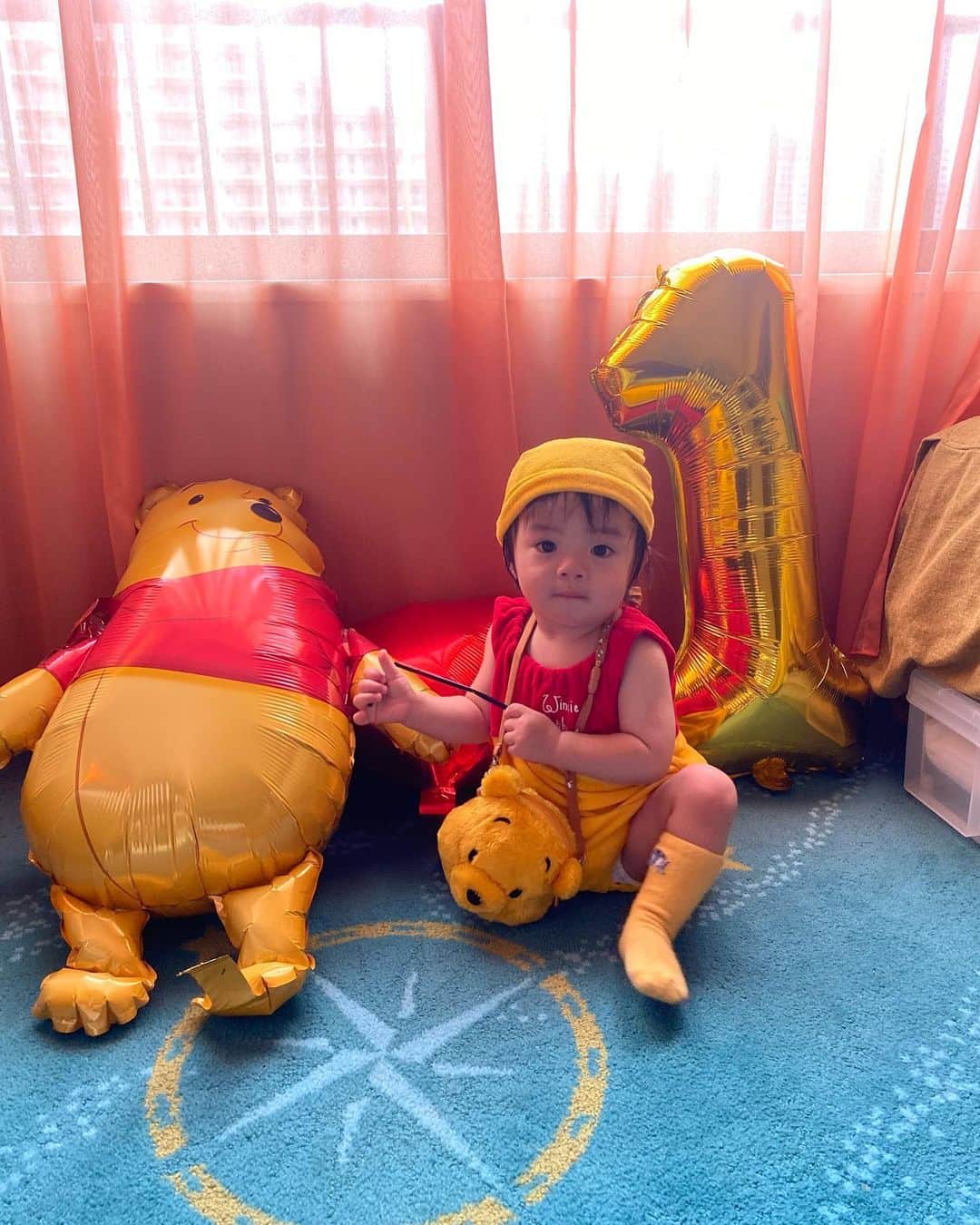 菅長愛子さんのインスタグラム写真 - (菅長愛子Instagram)「🏰🐭🎂🎁  1歳バースデーはディズニーお泊まりしました🧳🌏  1歳じゃまだわかんないかなって思ったら、怖がったり、立ち上がって手叩いたり、バイバイしたり、じーっと瞬きしないで見入ってたり、キョロキョロして興味を持ったり、、 いろんな表情が見れたし、可愛かった👦🏻❤️  仕事から帰ってきて急いで家を出たので、ベビーカーを車に積むの忘れたり、寒くなった時の為のタオルポンチョ忘れたり、私の2日目の上の服忘れたり…(2日目現地で買った服着てます←👕)  全部含めて思い出❤️  たくさんいろんなところに連れて行ってあげられるようにパパとママがんばるね🧔🏻‍♂️🤝🏻👩🏻←  赤ちゃん写真 #ママスタグラム #ママデビュー #男の子ママ #寅年ベビー #令和4年ベビー #男の子ベビー #ベビスタグラム #成長記録 #育児日記 #12ヶ月ベビー #6月生まれ #6月生まれベビー #赤ちゃん #赤ちゃんのいる生活 #ベビーフォト #生後12ヶ月 #ままのて #ハッピーバースデー #1才誕生日 #生後1年 #バースデーディズニー #ディズニーシー #ディズニーランド #ディズニー #ディズニーホテル  #おめでとう」6月16日 9時05分 - aiko_suganaga