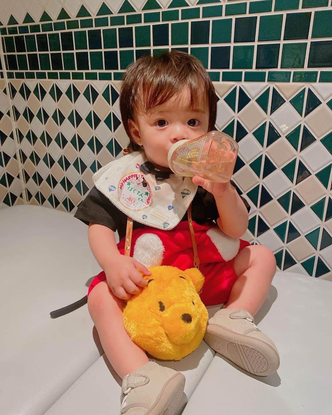 菅長愛子さんのインスタグラム写真 - (菅長愛子Instagram)「🏰🐭🎂🎁  1歳バースデーはディズニーお泊まりしました🧳🌏  1歳じゃまだわかんないかなって思ったら、怖がったり、立ち上がって手叩いたり、バイバイしたり、じーっと瞬きしないで見入ってたり、キョロキョロして興味を持ったり、、 いろんな表情が見れたし、可愛かった👦🏻❤️  仕事から帰ってきて急いで家を出たので、ベビーカーを車に積むの忘れたり、寒くなった時の為のタオルポンチョ忘れたり、私の2日目の上の服忘れたり…(2日目現地で買った服着てます←👕)  全部含めて思い出❤️  たくさんいろんなところに連れて行ってあげられるようにパパとママがんばるね🧔🏻‍♂️🤝🏻👩🏻←  赤ちゃん写真 #ママスタグラム #ママデビュー #男の子ママ #寅年ベビー #令和4年ベビー #男の子ベビー #ベビスタグラム #成長記録 #育児日記 #12ヶ月ベビー #6月生まれ #6月生まれベビー #赤ちゃん #赤ちゃんのいる生活 #ベビーフォト #生後12ヶ月 #ままのて #ハッピーバースデー #1才誕生日 #生後1年 #バースデーディズニー #ディズニーシー #ディズニーランド #ディズニー #ディズニーホテル  #おめでとう」6月16日 9時05分 - aiko_suganaga