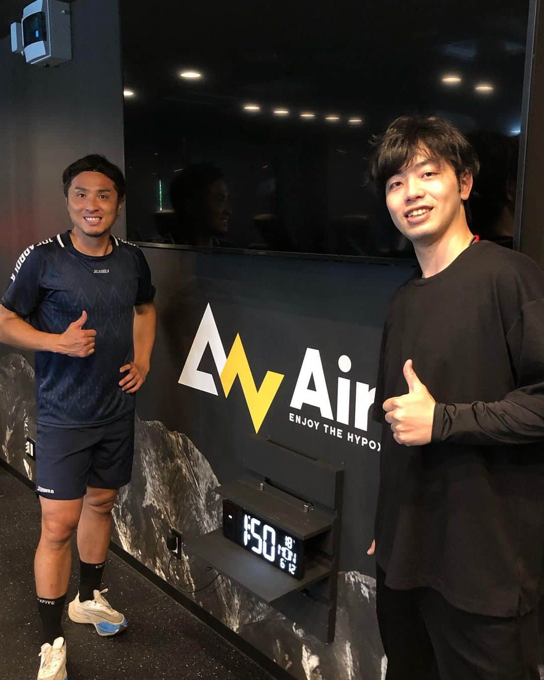 野澤佑斗のインスタグラム：「先日、AirZ Fukuokayakuinで 元サッカー日本代表で YouTubeとして活躍されている 那須大亮さんとパシャリ📷📷 ・ ありがとうございました😊  #野澤佑斗 #ボクノザワ #ボクノザワのベースボールTV #https://www.youtube.com/@bokunozawa #筋トレ #training #筋トレ男子 #草野球 #ゴルフ #ゴルフ男子 #ローリングス #AirZ #エアーズ #野球教室 #ピッチング #個人指導 #団体指導 #那須大亮さん」