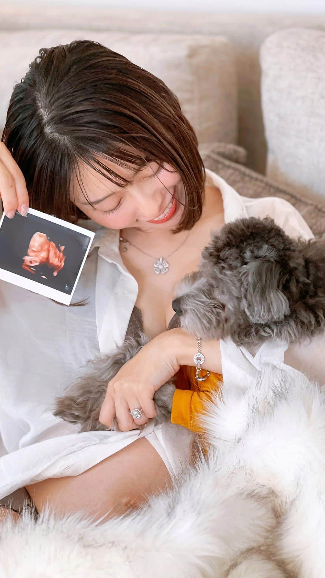 長谷美穂のインスタグラム：「お腹がぽんぽこりんに✨ まんまるお腹が愛おしい🥰  男の子なのか？ 女の子なのか？  まだわからない🫣笑  妊娠中も可愛い下着が良くて ワンサイズ大きめにして ノンワイヤーのランジェリーをしたよ✨  @lingerie_neutral 　　　　　　　　　　  夏はニュアンスカラーの響かない下着に衣替え✨  ニュアンスカラーの大人可愛いランジェリーで気分も上がる🤍🤎  プチプラでも高品質な大人のランジェリー👙  ニュートラルランジェリーのブラジャーは  かわいいだけじゃなくて機能性も抜群な♡  小胸さんでもノンワイヤーで驚くほど盛れる♪  バッドがふわふわでアンダーを引き上げてくれるので 綺麗なバストラインを作ってくれます🥰  脇高デザインで脇肉や、背中のお肉もすっきり綺麗に💕  レビューも3,000件あって4.25の高評価💓✨  通常価格2,980円が 40%OFFクーポン利用で1,788円に🏷  クーポンはプロフィールURLから取得できます！ @lingerie_neutral  #妊娠中 #マタニティ #妊娠8ヶ月 #30週 #マタニティフォト  #ニュートラルランジェリー #楽天市場　 #下着 #育乳 #ランジェリーショップ #夏コーデ #ノンワイヤーブラ #ナイトブラ #ニュアンスカラー #盛れる #バストケア #おとなかわいい #ルームウェア #下着通販 #可愛い下着 #ランジェリーから始めるおしゃれ #pr #dogmam #pregnant #fyp」