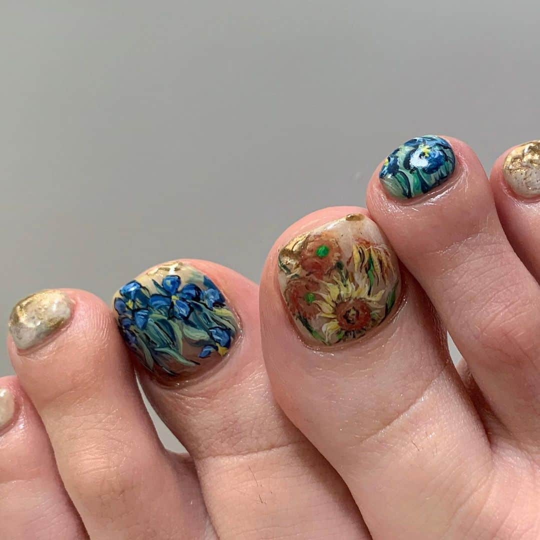 aoki_nailさんのインスタグラム写真 - (aoki_nailInstagram)「#vincentvangogh  #アイリス #向日葵  ゴッホが入院した病院の 庭に咲いていたアイリス  これを描いた頃は 日本の浮世絵の影響を受けて 縁取りと平面的な着色になってる らしい なるほどー🧐  描きながら こっちめっちゃ縁取りあるな と思ってたぐらいだけど 調べて繋がると こういう情報興味深い💫」6月16日 0時21分 - aoki_nail