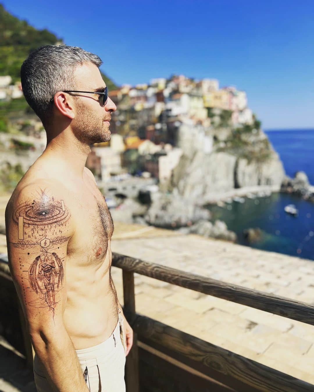 エリック・ラドフォードのインスタグラム：「I think I love Italy… 🇮🇹   #italy #cinqueterre #travel」