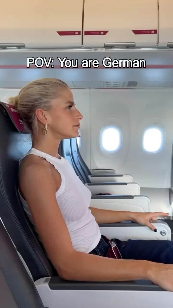 キャロライン・ダウルのインスタグラム：「steady trigger finger on the buckle, excellent  detachment and a swift reach for the luggage 🤝🏻 she’s going for the gold 💅🏼😂」