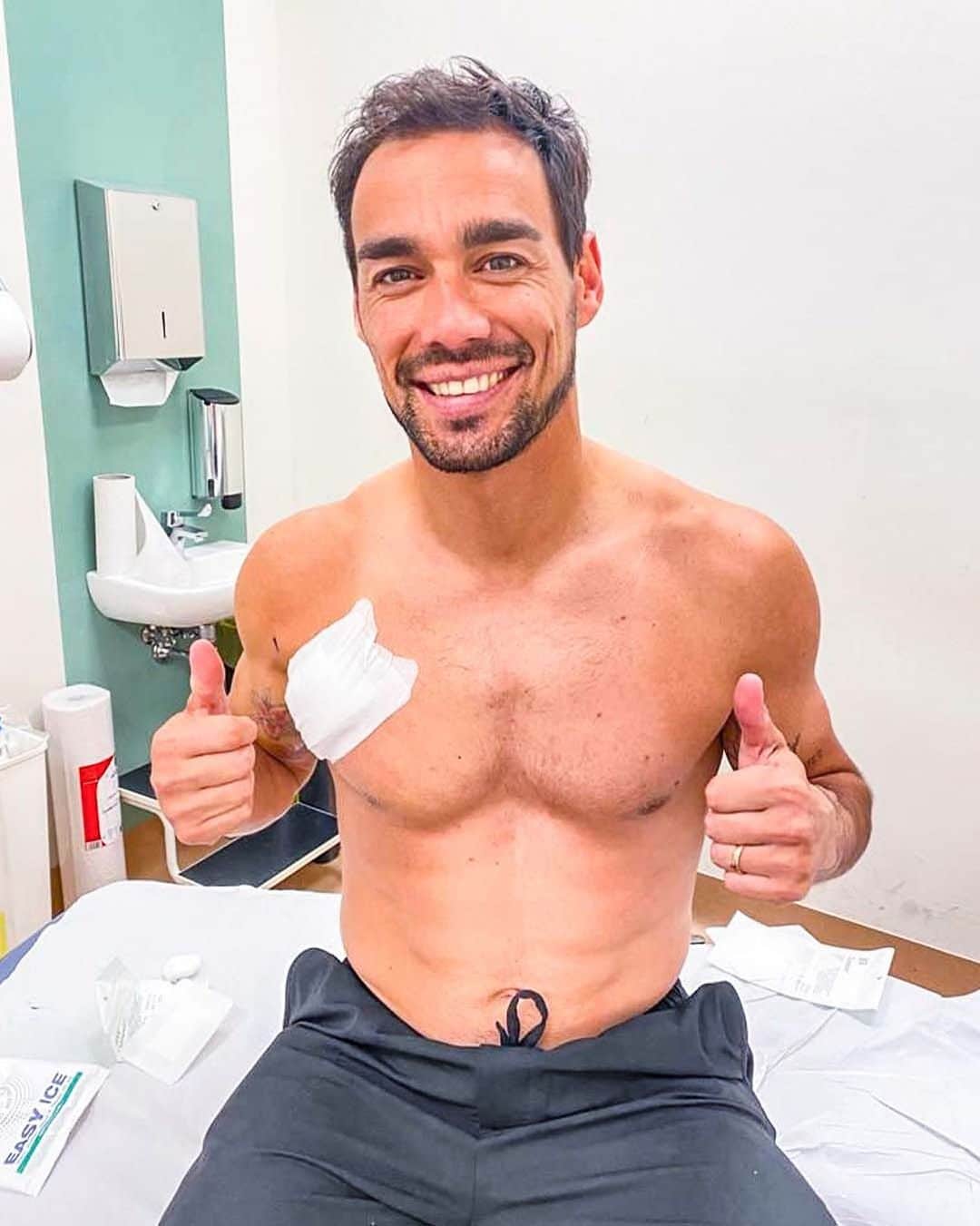 ファビオ・フォニーニのインスタグラム：「Ciao ragazzi, qui per aggiornarvi sulle mie condizioni. Il recupero dell'infortunio subito a Parigi sta procedendo bene, ma purtroppo ho ancora un’ematoma di 1cm e ne avrò per altre 3/4 settimane. Spero di tornare in campo il prima possibile 🔋💪」