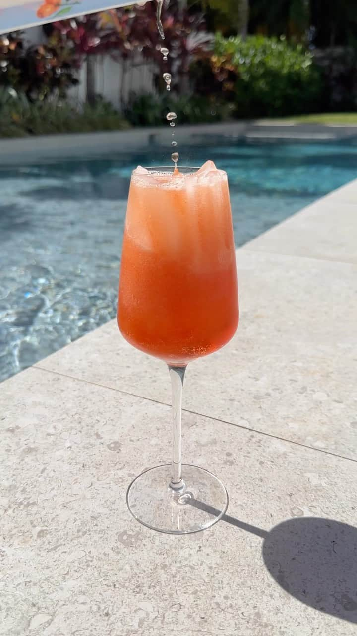 ジョジョ・フレッチャーのインスタグラム：「We spritzin? 🍊🍹🚀 @saintspritz」