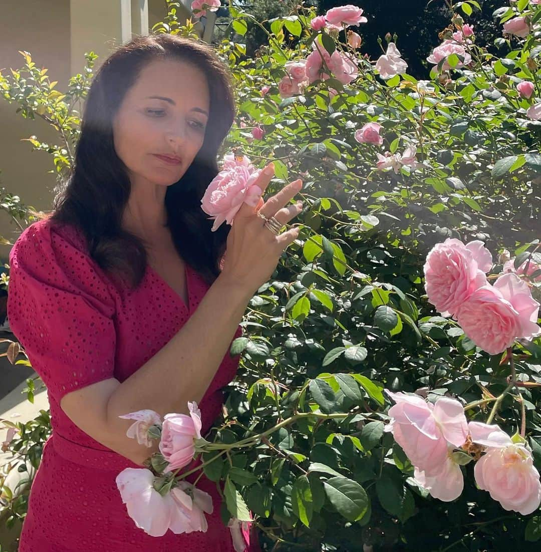 クリスティン・デイヴィスのインスタグラム：「Taking a break from @justlikethatmax  virtual press day to smell the roses 🌹」