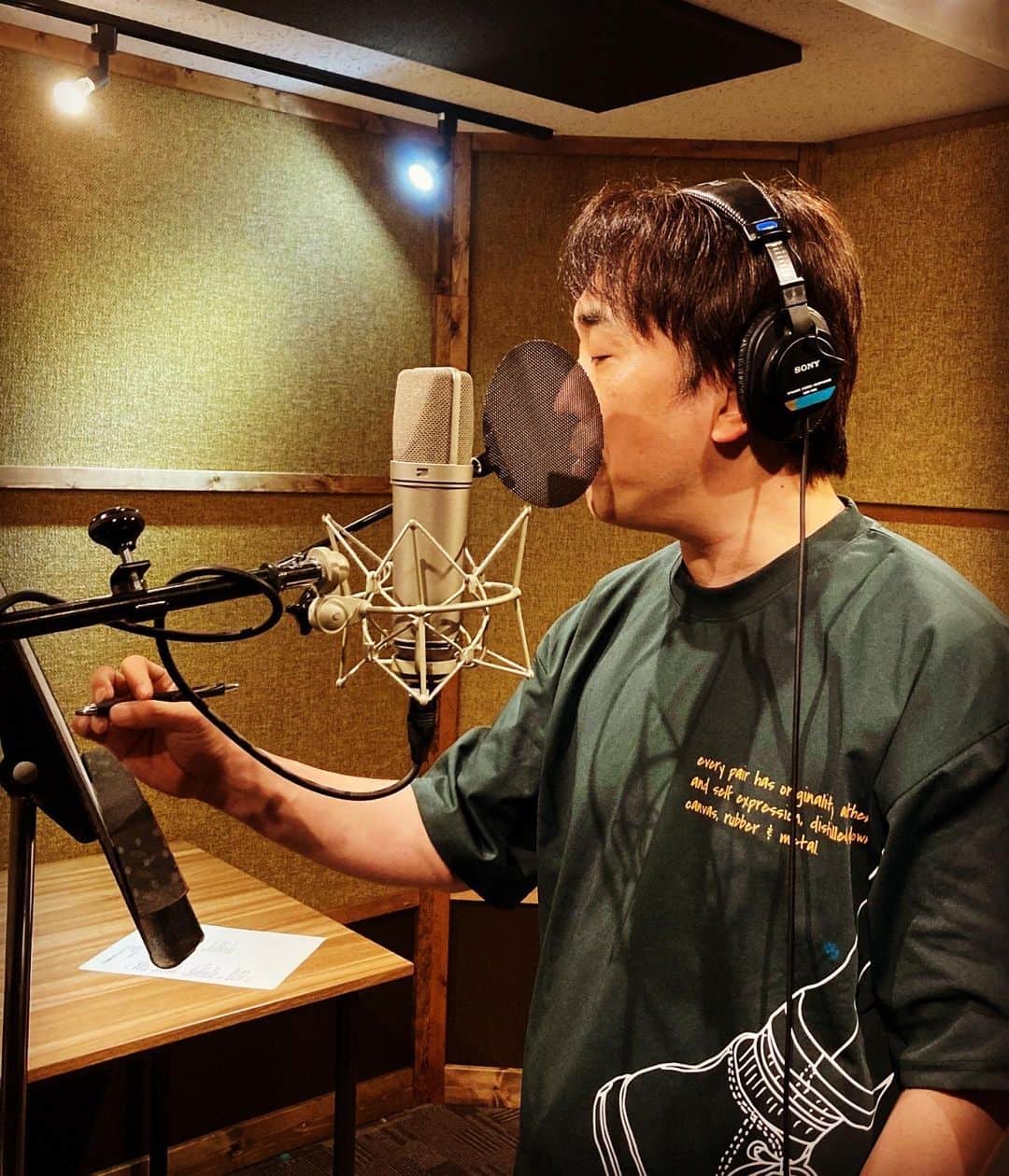 関智一のインスタグラム：「新作舞台！ タイム・アフター・レコーディング チケット絶賛販売中！  今日は劇中歌を2曲レコーディング🎵  チケットの売行きに余裕がありまくってピンチです😭 何卒、劇場に遊びにきて下さい🙇  スペース・ゼロチケット https://spacezero.co.jp/schedule ローチケ https://l-tike.com/play/mevent/?mid=632007  #ヘロQ　#タイレコ」