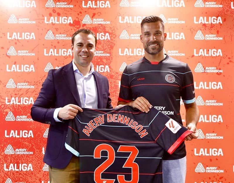 ミゲル・アンヘル・モジャのインスタグラム：「Este jueves @laliga ha anunciado su nuevo partnership con @averydennisonts como su nuevo proveedor exclusivo del distintivo oficial.  LALIGA y Avery Dennison se unen para buscar nuevas vías de interacción con los fans, por lo que los distintivos de las mangas contarán por primera vez con tecnología inteligente. Esto permitirá a los aficionados utilizar sus dispositivos móviles para escanear los parches en sus camisetas y disfrutar de experiencias únicas de LALIGA.  Aficionados del fútbol de todo el mundo, estad atentos y preparados para acceder a un mundo de experiencias nuevas y únicas gracias a la llegada de la nueva tecnología ofrecida por Avery Dennison.  #ADSport #Embelex #ADxLaLiga」