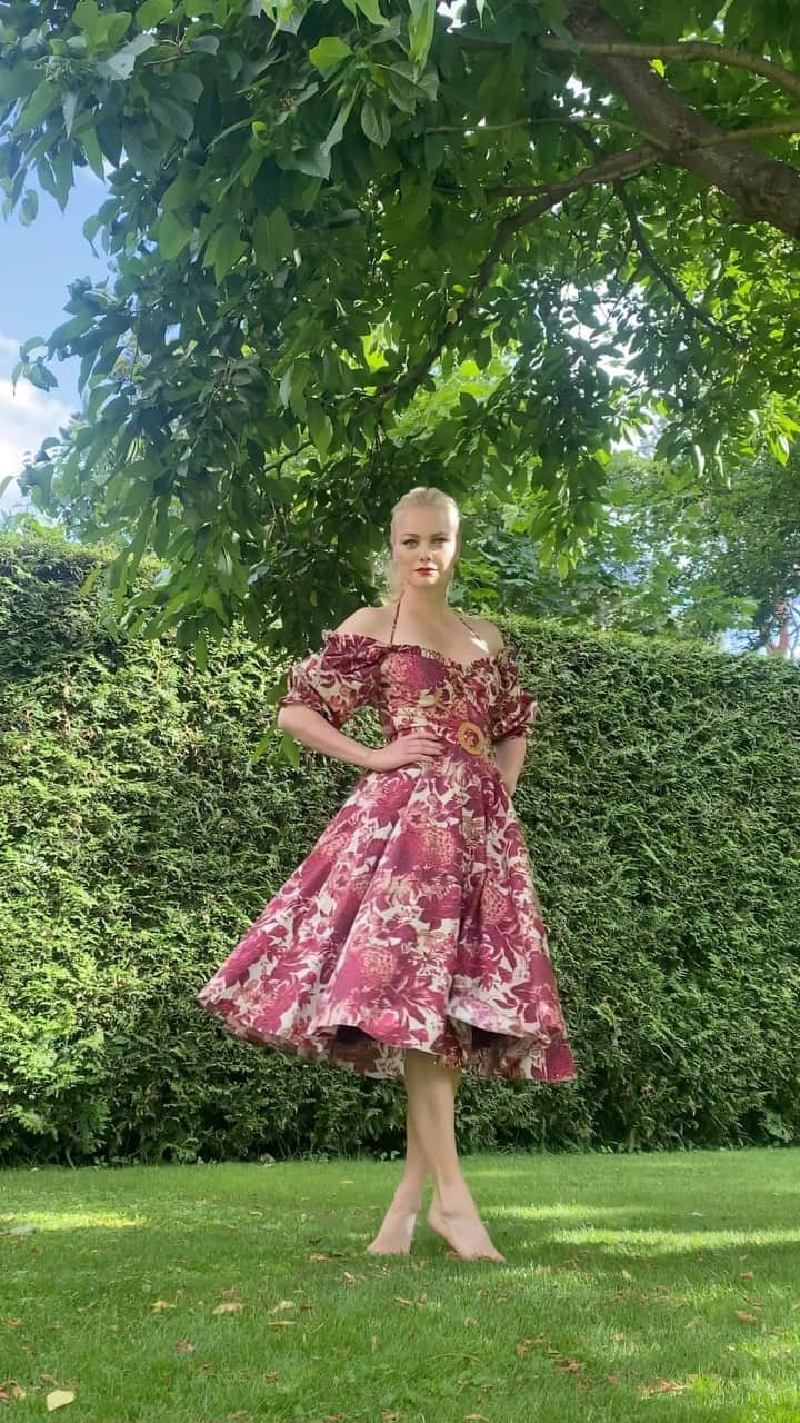 フランツィスカ・クヌッペのインスタグラム：「In love with my dress by @lenahoschek ♥️🌸🌳 … almost ready to go to the Bertelsmann Summer Party in Berlin.  #bertelsmann @bertelsmann_erleben #summerdress #50sstyle #pettycoat #berlin #enjoylife #everysecond #bparty23」