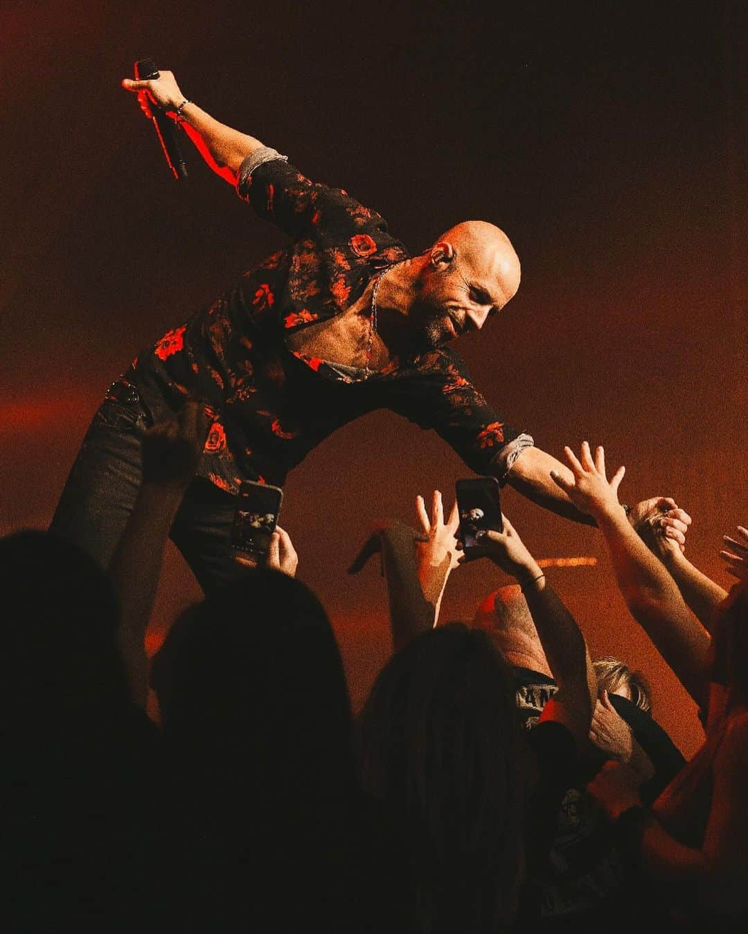 クリス・ドートリーのインスタグラム：「GET THIS SHOW WORN SHIRT!! 🌹🤘AND MORE  Round 2: Take a walk through CHRIS DAUGHTRY’S CLOSET and bid on one of a kind show worn gear!! Every item comes with a certificate of authenticity signed by Chris 👽  This VIP auction is now open. Download the app to get the code and place your bids before it’s too late!! (Auctions close this Saturday June 17th at 5PM CT)  LINK IN BIO 👆 bit.ly/thedaughtryapp  #chrisdaughtry #auction #collectibles #fashion #rock」