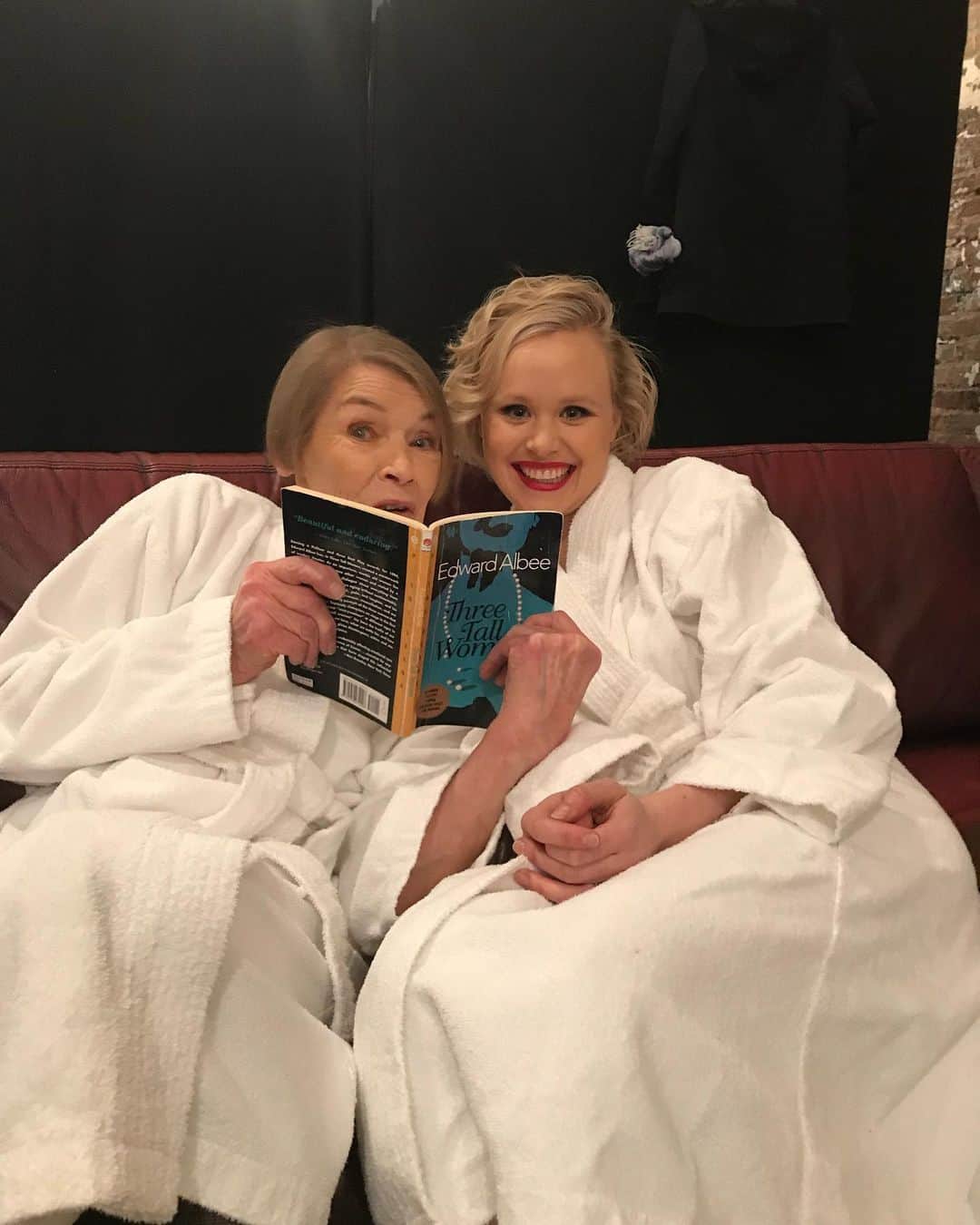 アリソン・ピルのインスタグラム：「I feel so lucky to have gotten to share the stage with the ferocity of #glendajackson .  An actor of incredible badassery, then an MP, then returning to the stage to take on some of the most challenging roles in theatre.  The toughest cookie who was also the sweetest grandma.  I’m so glad I knew her.  May her memory be a blessing.」