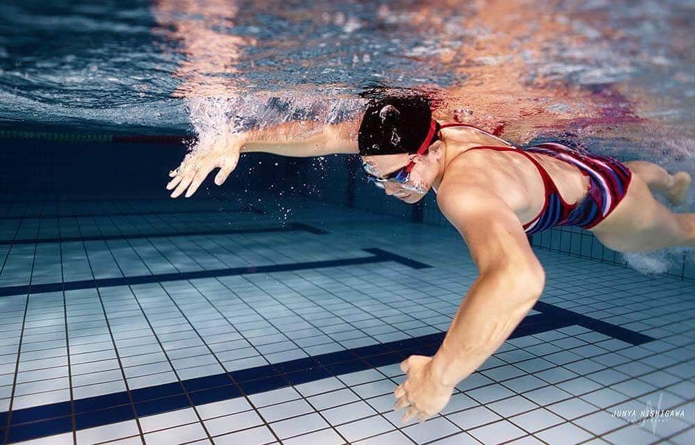 松本弥生さんのインスタグラム写真 - (松本弥生Instagram)「・ ある程度テクニックを磨いたら 次はそのテクニックを維持できる持久力作り。とにかく泳ぎこむ。 持久力がある程度強化できたらスピードパワー系。そしてテクニックの細かい修正。  持久力やスピード持久強化の時期は練習がとてもキツくなるけど、 そこを耐えて耐えて耐えぬくと スピード練習に切り替えた時のパワー持久の維持が断然に違う。  スプリンターであっても持久力強化は必要なのです😊  世界マスターズまであと52日  #世界マスターズ #めっちゃ語ってるけど今日はオフ #worldmastersswimming  #swimming #パーソナルやってるよ #明日こそランニングする #明日はちゃんかな」6月16日 0時57分 - yayoi_matsumoto841