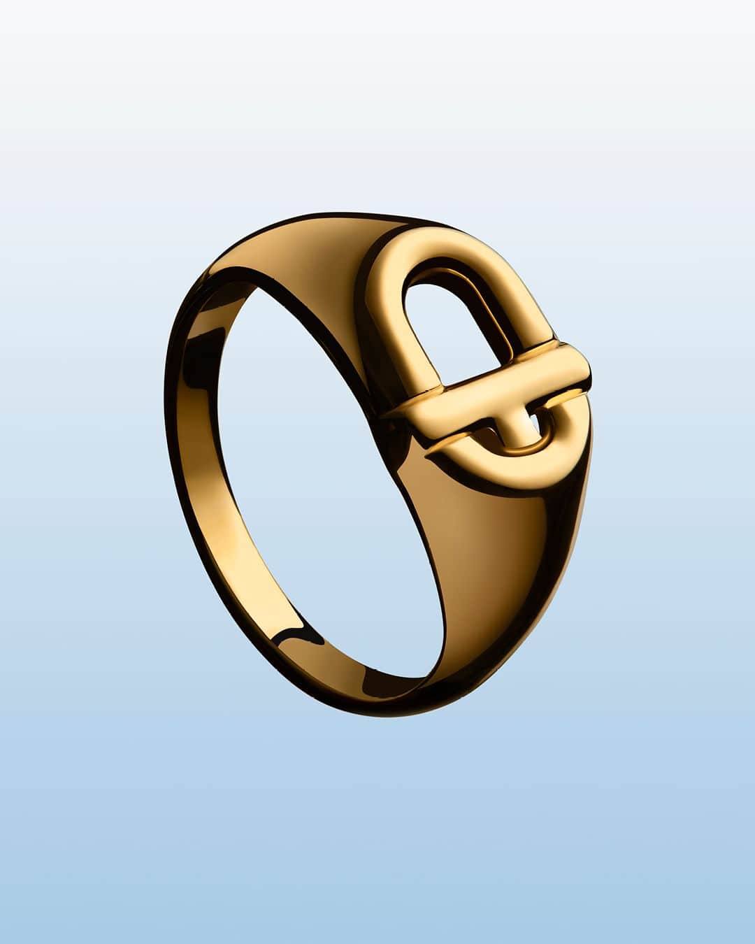 トウスのインスタグラム：「Ready to seal everything with my new TO monogram ring 💌  #TOUSMANIFESTO」