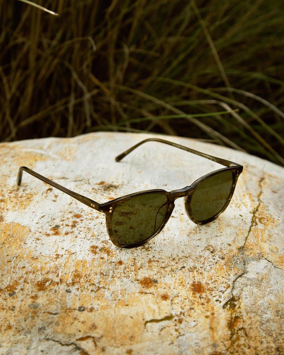 オリバーピープルズのインスタグラム：「Introducing Finley 1993 Sun in Olive Bark, an exclusive newcomer to the Finley family. With only 100 units available, this sunglass is a must-have for any collector. Head to oliverpeoples.com or an OP boutique to discover the new exclusive.」