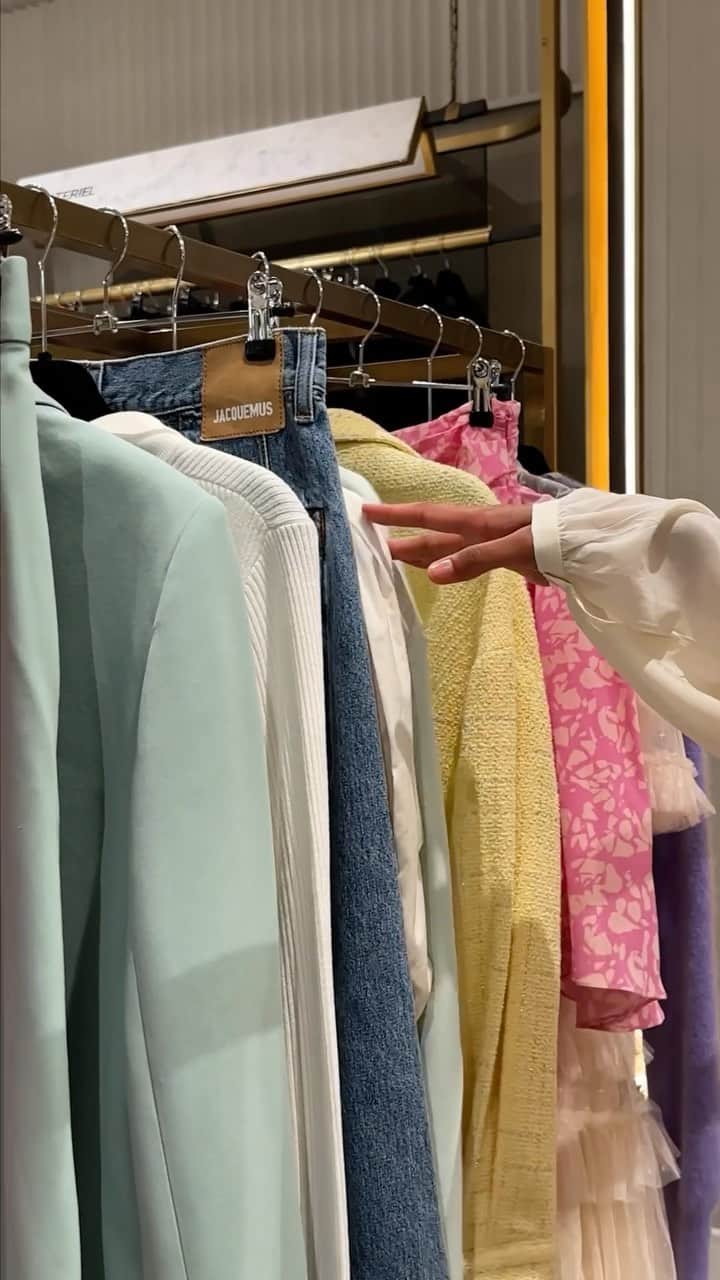 Harrodsのインスタグラム：「#AndJustLikeThat our summer Sale Preview arrived 🛍️ Shop up to 30% off selected purchases in-store and online now.  #Harrods #HarrodsFashion」