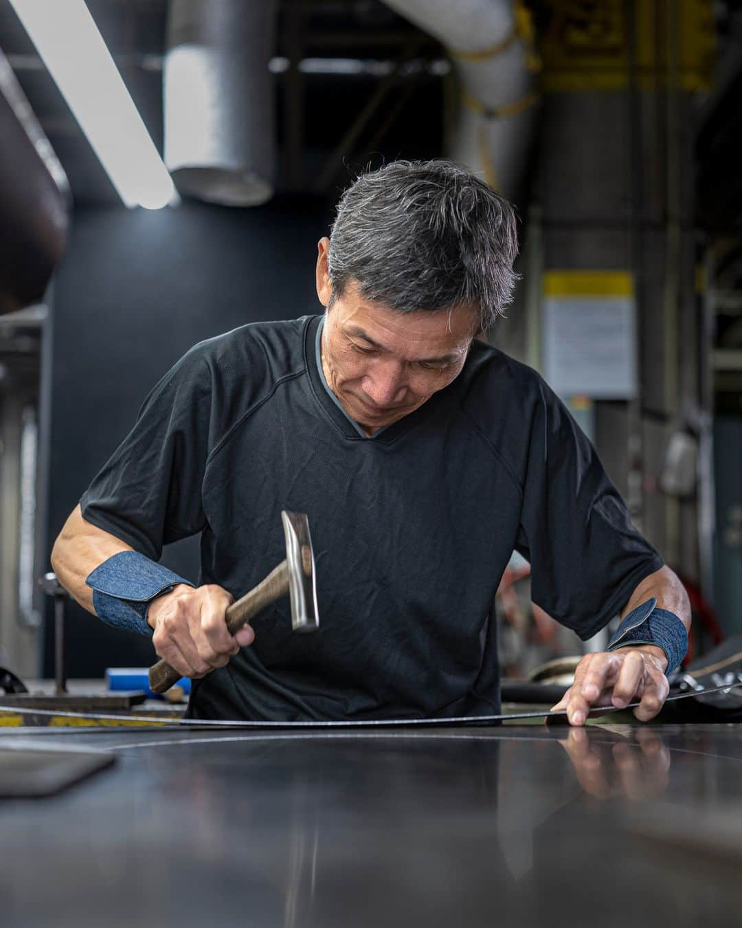 MAZDA Canadaのインスタグラム：「A Takumi master working in Mazda’s Design Modelling Studio, there’s more to Yutaka Kawano’s approach to metalwork than creating beautiful, one of a kind Goshintai sculptures. His work, he says, should also invoke certain emotions, including happiness and contentment; and, crucially, will help guide Mazda’s vehicle design strategy into the future. Learn more at the #MazdaStories link in bio. #MazdaCanada 🔴 Maître Takumi au sein du studio de modélisation de la conception de Mazda, Yutaka Kawano ne se contente pas seulement de créer de superbes sculptures Goshintai lorsqu'il s'agit de travailler le métal. Selon lui, son travail doit également susciter des émotions, telles que la joie et la plénitude, et, surtout, contribuer à orienter la stratégie de Mazda en matière de conception de véhicules orientés vers l'avenir. Pour en savoir plus, consultez le lien #MazdaMonde dans notre bio.​」