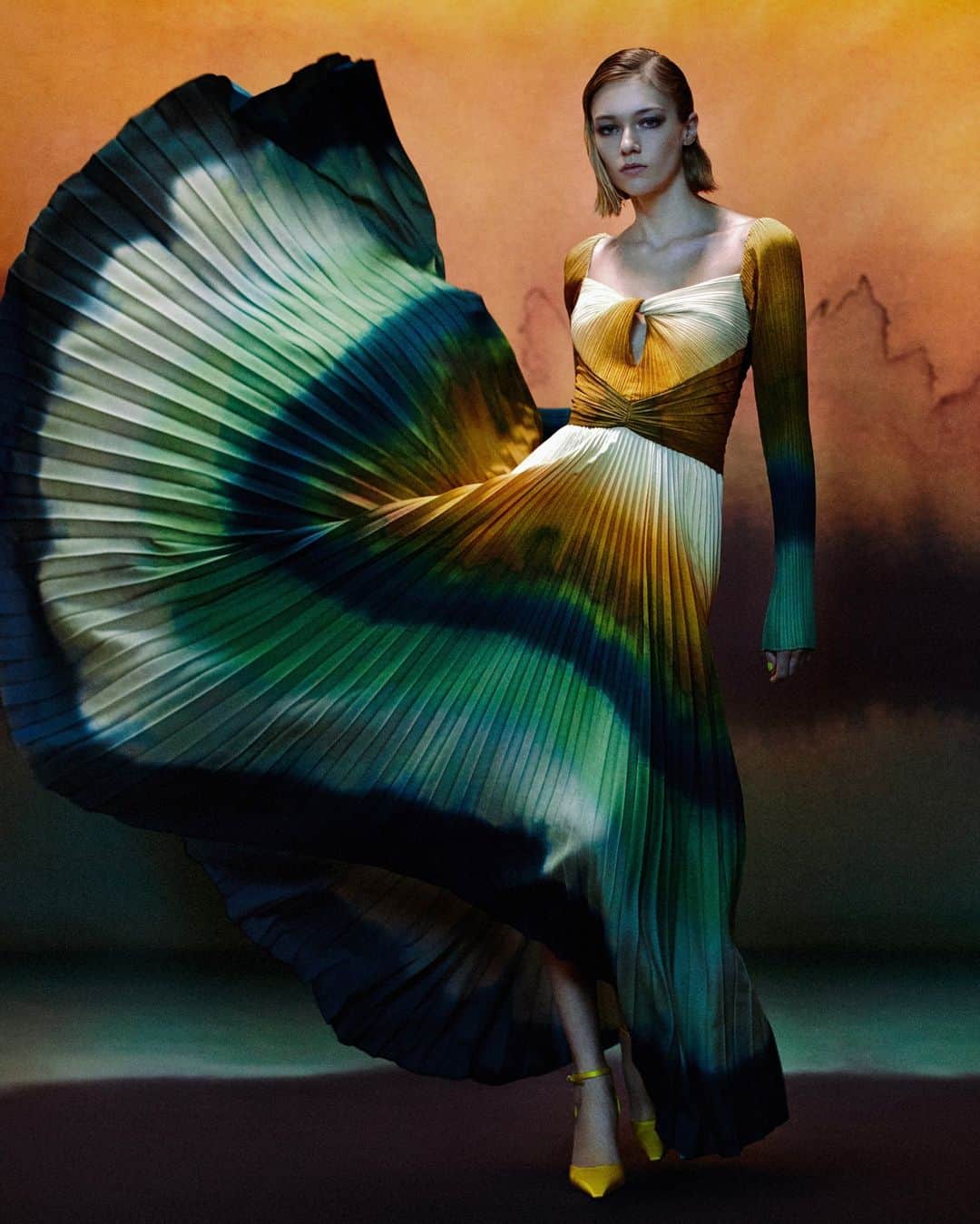 アルチュザラのインスタグラム：「Supernatural Beauty  Inspired by the ancient world, the Fall 2023 collection finds the magic in everyday life. Lightness and darkness meet within glowing, earthy jewel tones and dramatic, sweeping silhouettes.  Explore the ethereal romance of the first drop now.  www.altuzarra.com #altuzarraFW23」