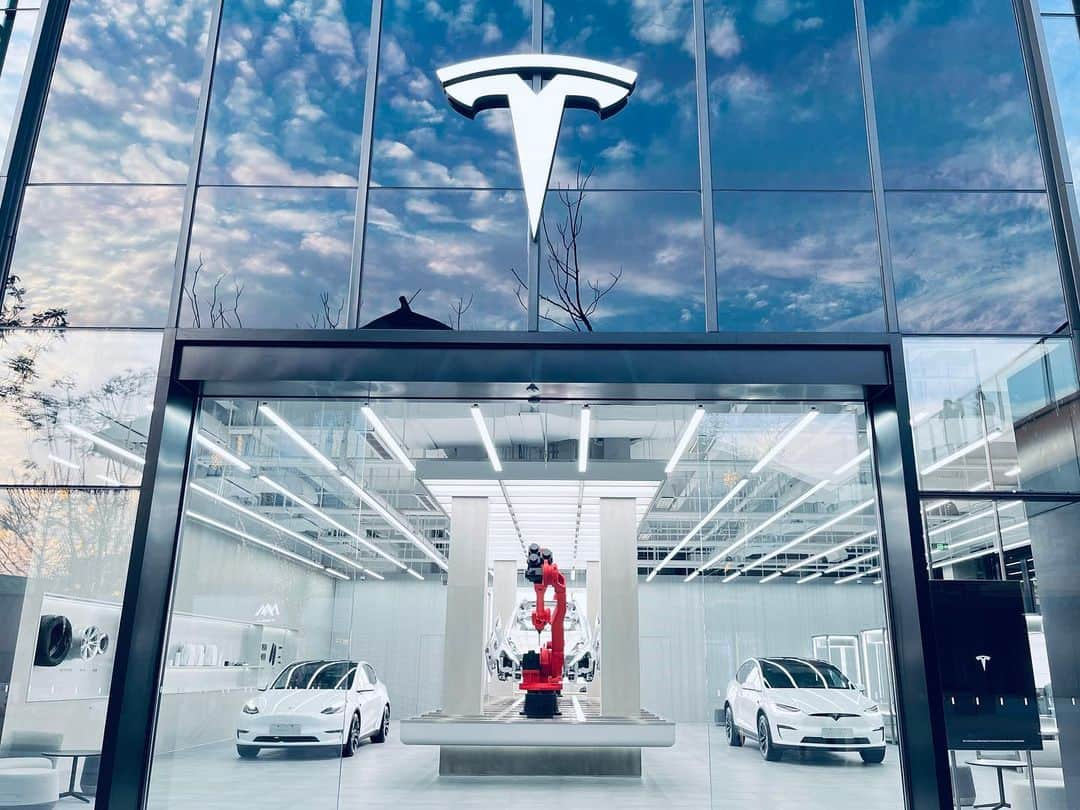 Teslaさんのインスタグラム写真 - (TeslaInstagram)「New GIGA LAB showroom in Chengdu, China—inspired by the Shanghai Gigafactory」6月16日 1時09分 - teslamotors