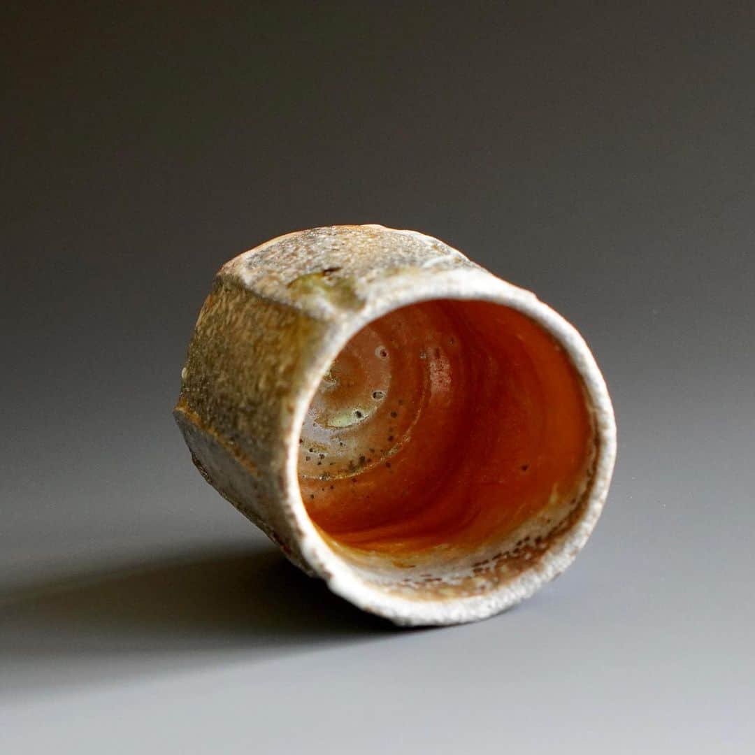 佐竹晃さんのインスタグラム写真 - (佐竹晃Instagram)「Wood fired tall yunomi with splash of shino glaze. 湯呑み 薪窯 . www.akirasatake.com #湯呑み #湯呑 #yunomi  #akirasatake  #tea #teatime #chanoyu #teaceremony #akirasatakeceramics #clay  #woodfiredpottery #asheville  #茶碗 #ちゃわん #chawan #gallerymugen  #茶 #陶芸 #陶芸家  #佐竹晃 #ceramics #pottery」6月16日 1時09分 - akirasatake