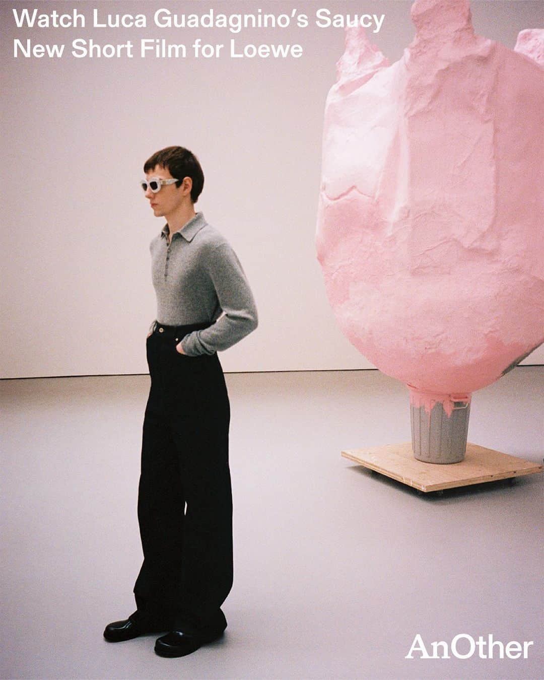 AnOther Magazineのインスタグラム：「Teasing what we can expect from the upcoming @loewe menswear show, #LucaGuadagnino and @jonathan.anderson continue their ongoing collaboration with a new short film, captured under the clinical white lights of New York’s @davidzwirner gallery, and featuring the art of #FranzWest 💕⁠ ⁠ Swipe to see a preview of the film, and watch it in full at the link in bio 📲⁠ ⁠ 📸/🎥 Courtesy of Loewe」