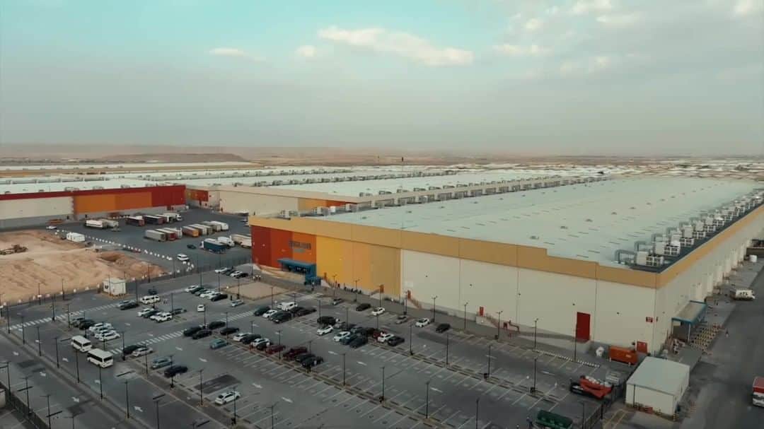 Amazonのインスタグラム：「Big, big news (literally): We just doubled our storage capacity in Saudi Arabia to bring more selection to customers and empower more entrepreneurs to scale their businesses online.   Here’s a peek inside the latest fulfillment center (which has the storage capacity equivalent to 30 Olympic-size swimming pools! 🏊).   Congratulations to our teams who made this possible!」